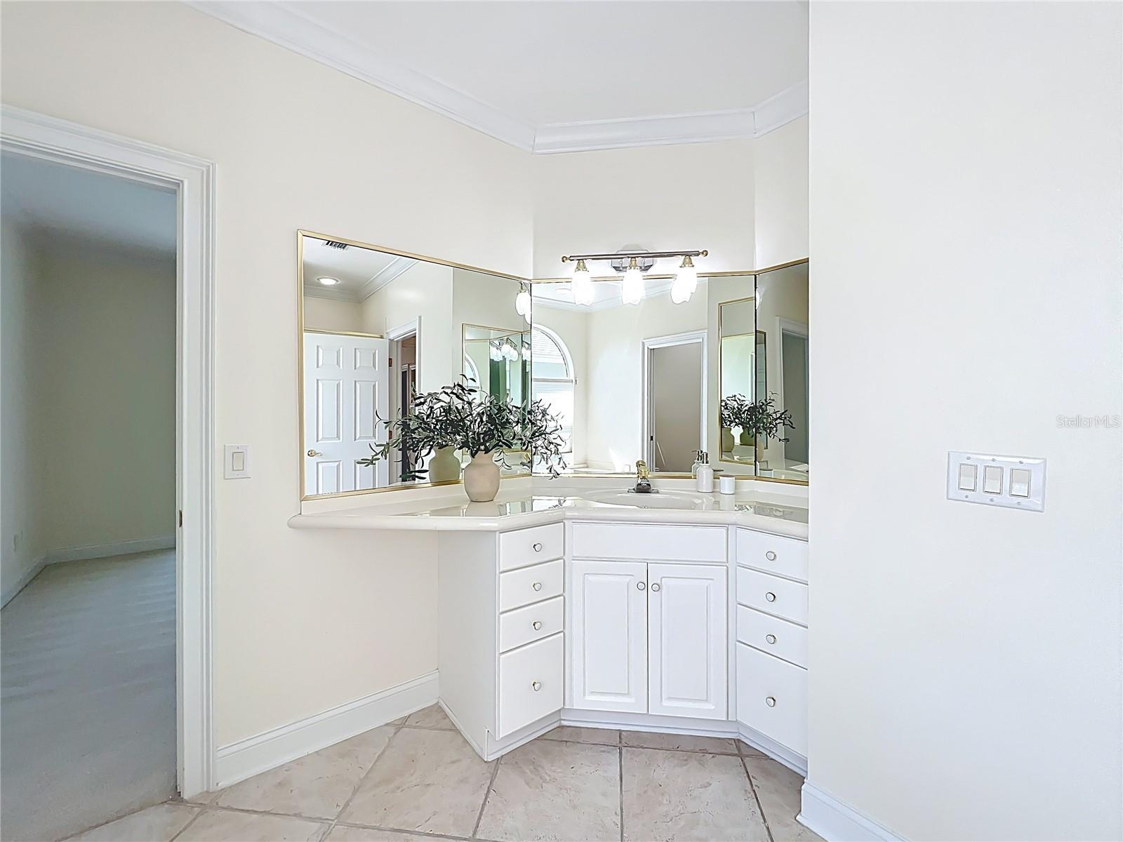 Image 35 of 100 For 1861 Edgewater Drive