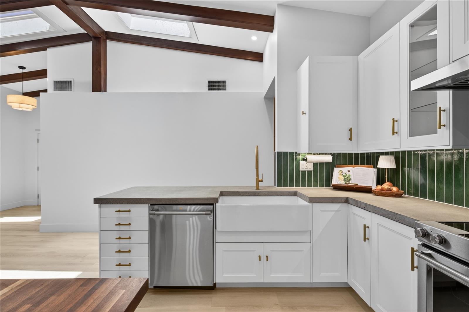 Image 12 of 62 For 719 Nelson Street