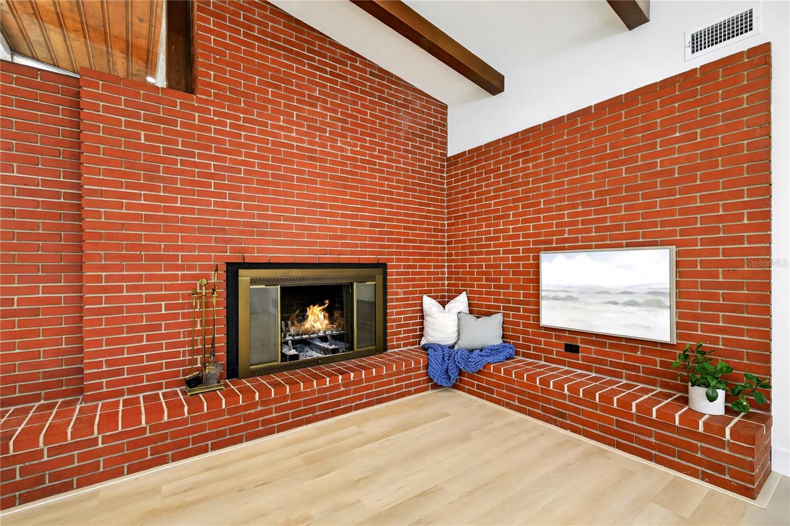 Image 14 of 62 For 719 Nelson Street