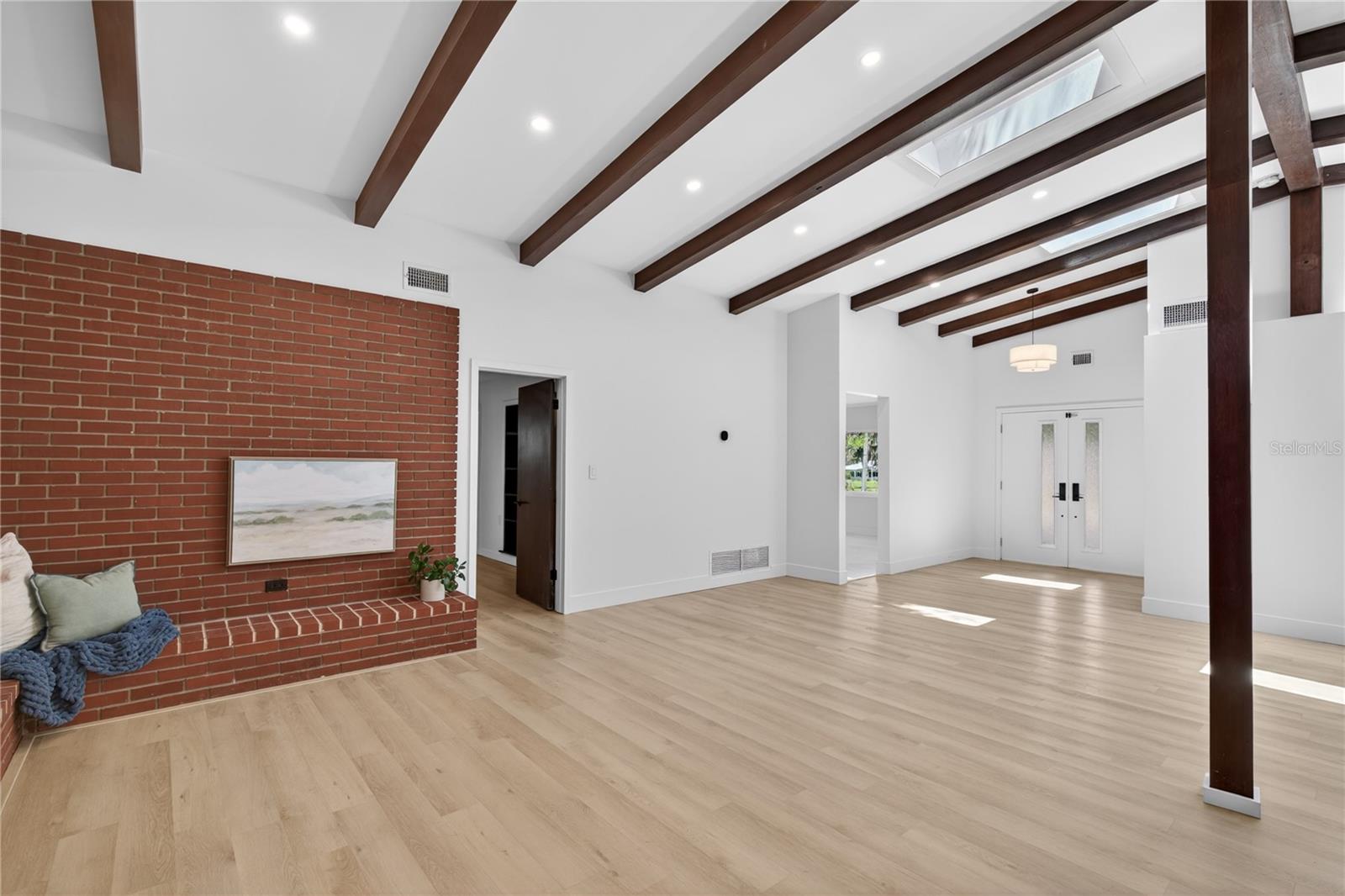 Image 15 of 62 For 719 Nelson Street