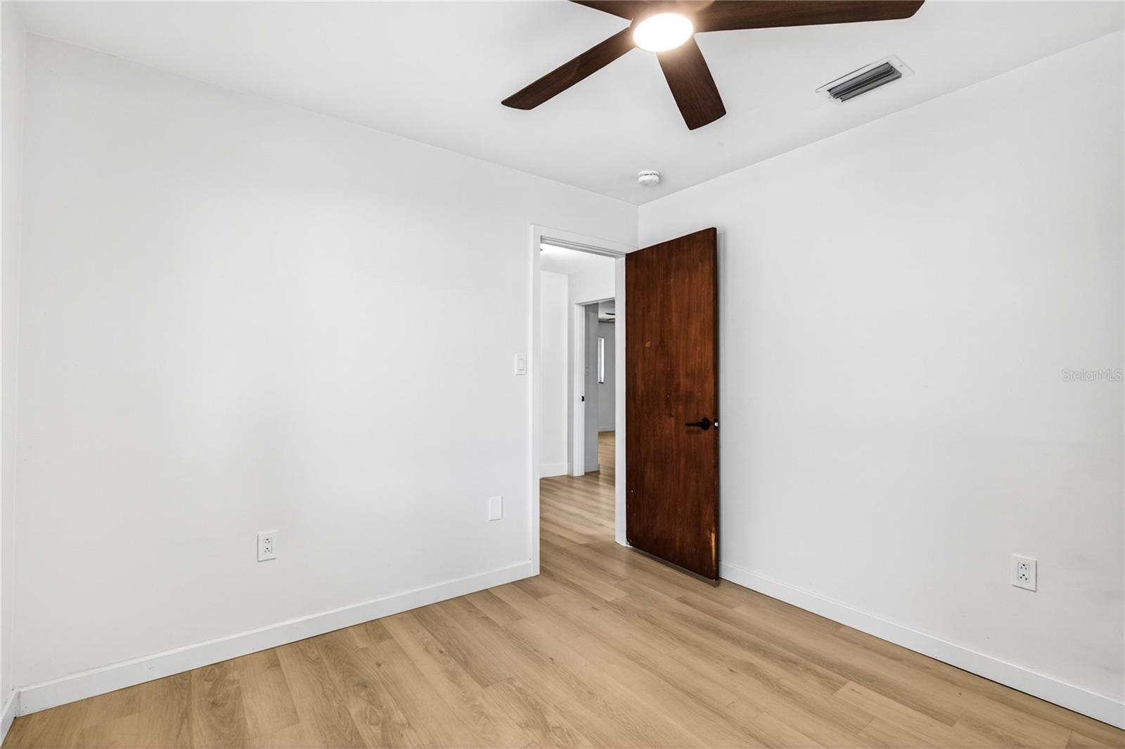 Image 24 of 62 For 719 Nelson Street