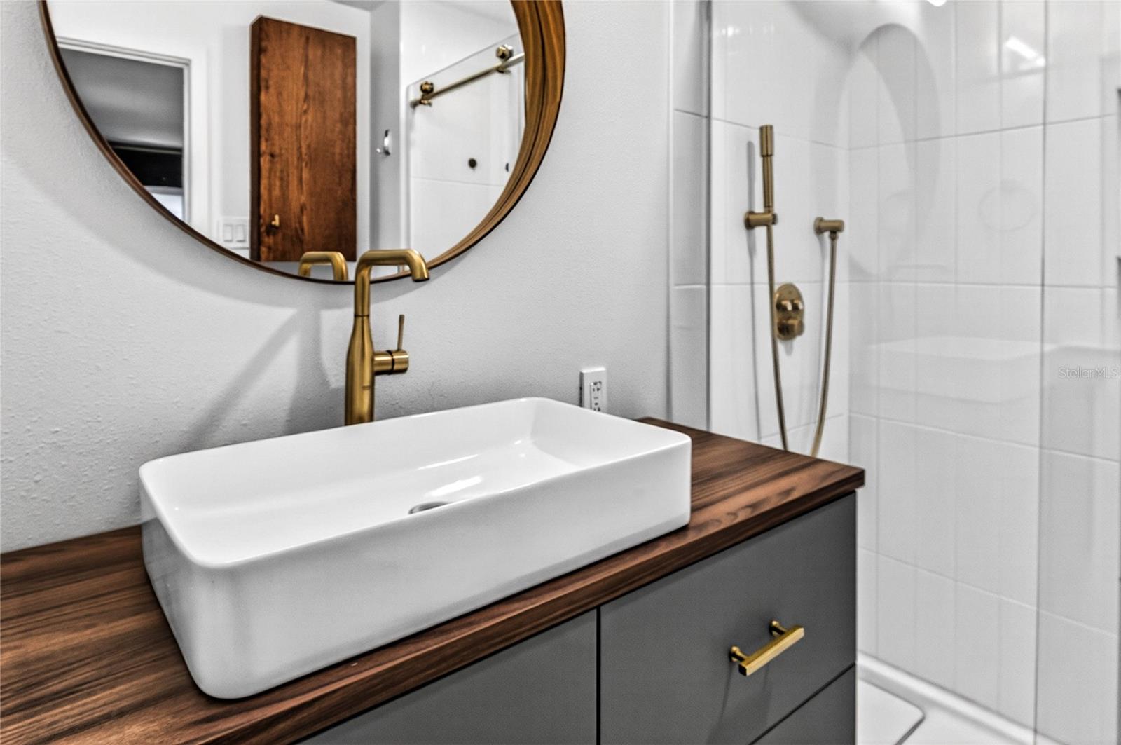 Image 32 of 62 For 719 Nelson Street