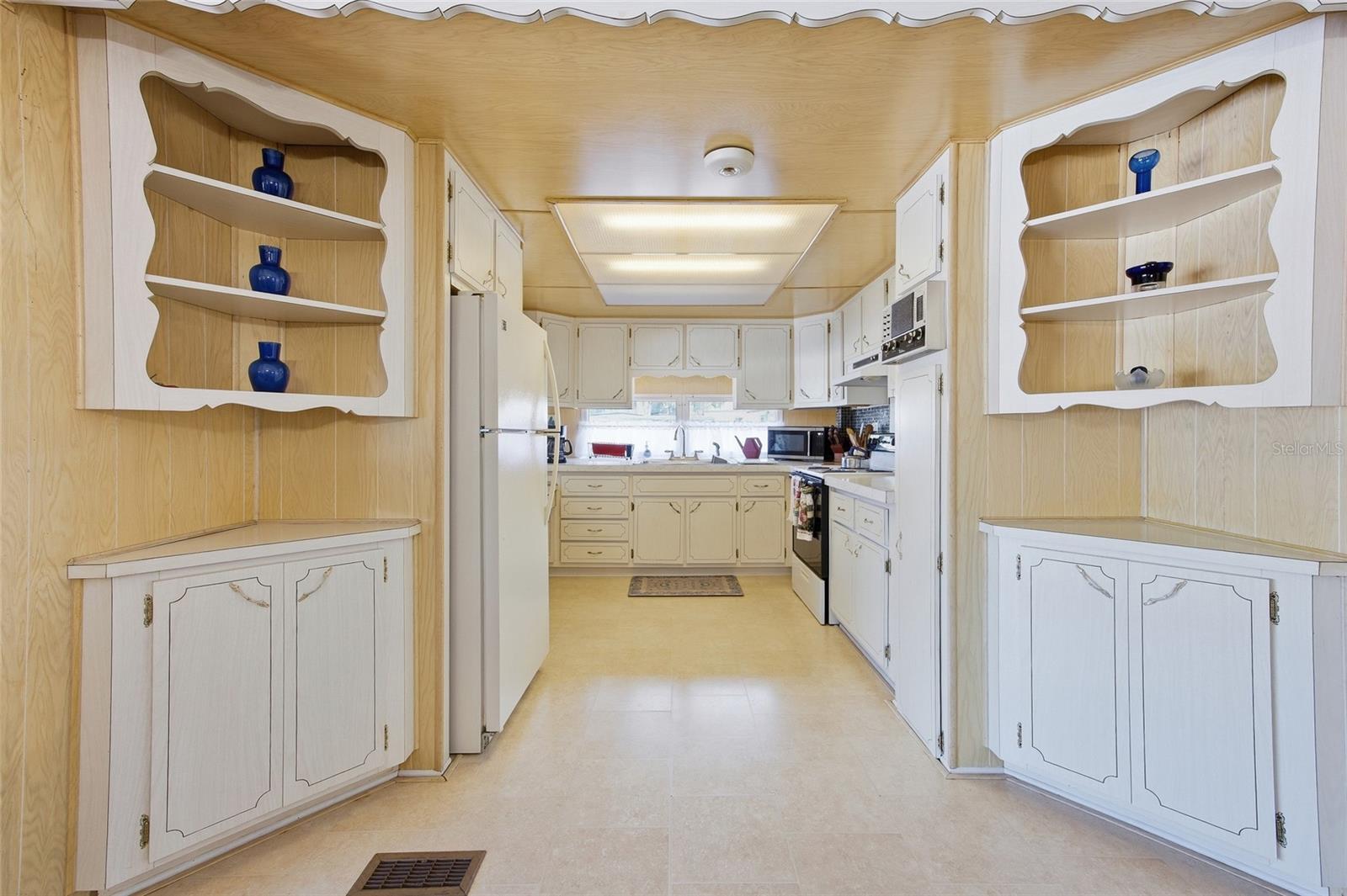 Image 15 of 49 For 3896 Picciola Road 411