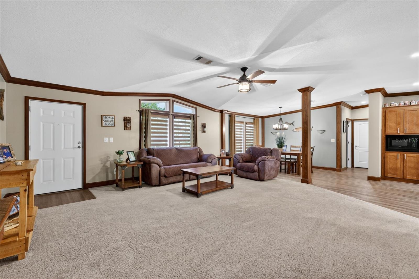 Listing photo id 11 for 9879 Buckskin Avenue