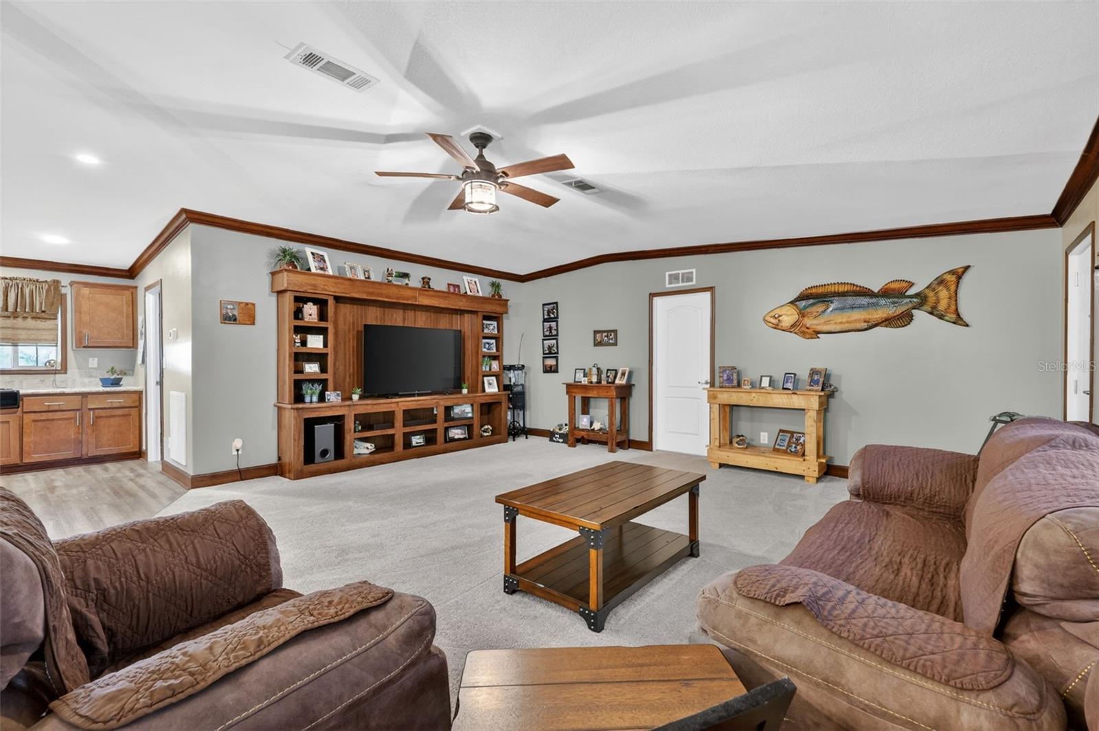 Listing photo id 12 for 9879 Buckskin Avenue