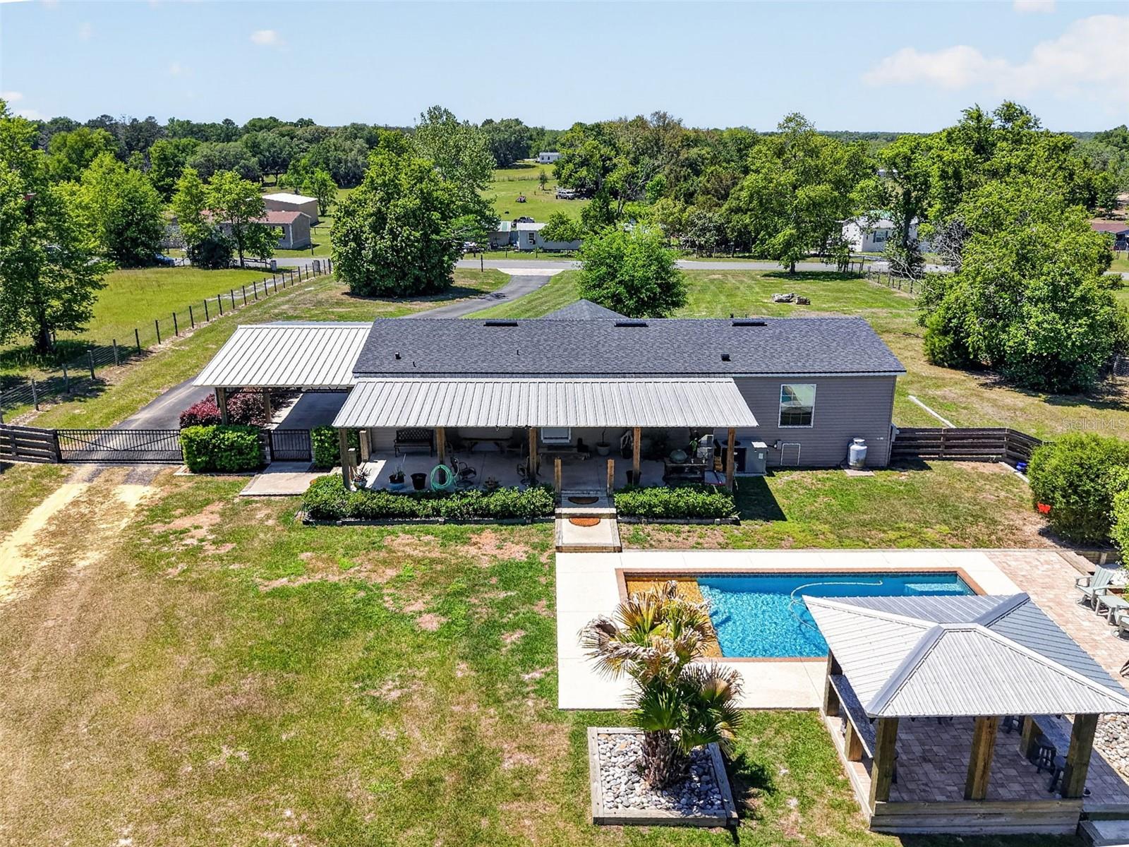 Listing photo id 5 for 9879 Buckskin Avenue