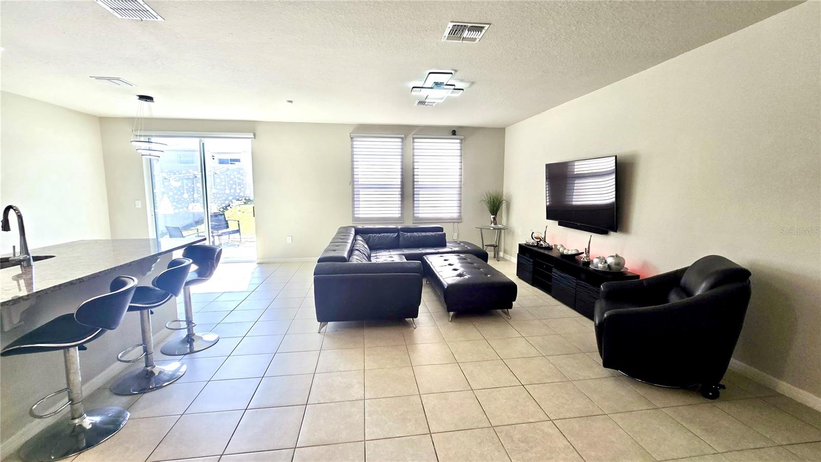 Image 11 of 35 For 909 Cambridge Drive