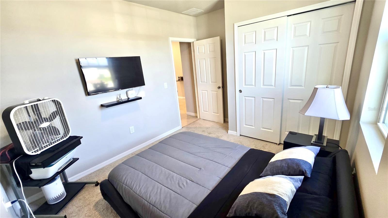 Image 14 of 35 For 909 Cambridge Drive