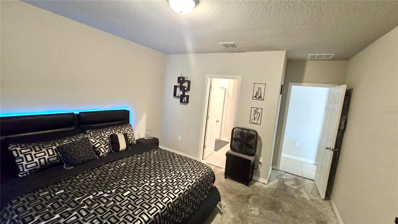 Image 17 of 35 For 909 Cambridge Drive