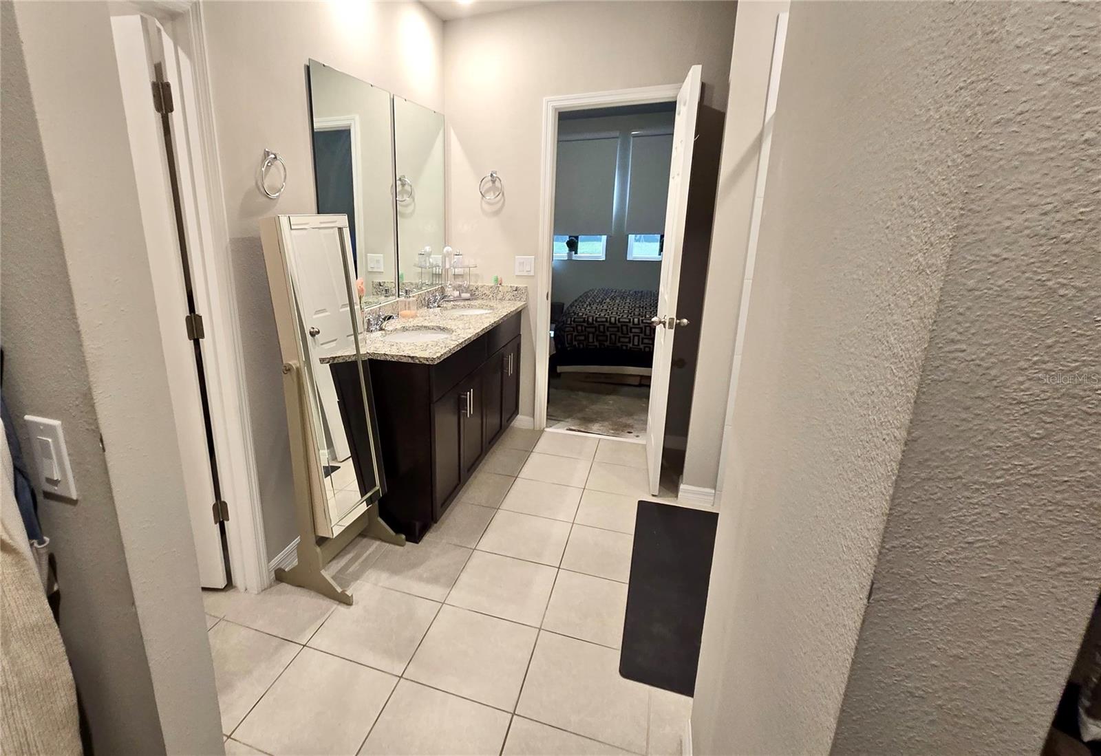 Image 18 of 35 For 909 Cambridge Drive