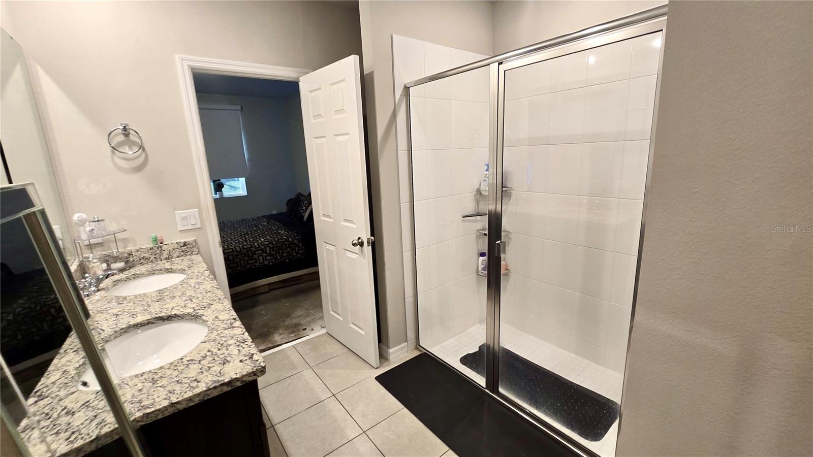 Image 24 of 35 For 909 Cambridge Drive