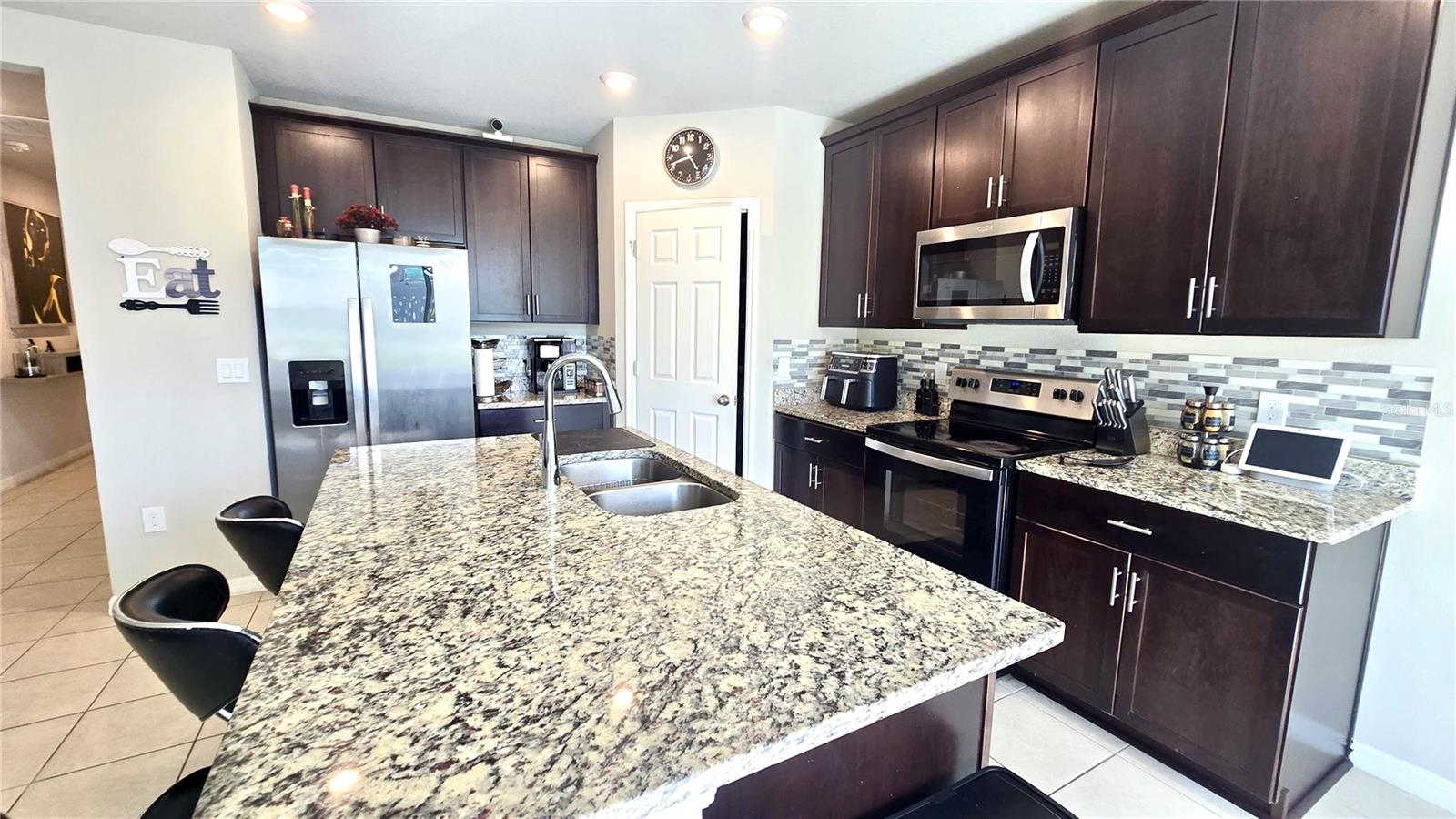 Image 5 of 35 For 909 Cambridge Drive