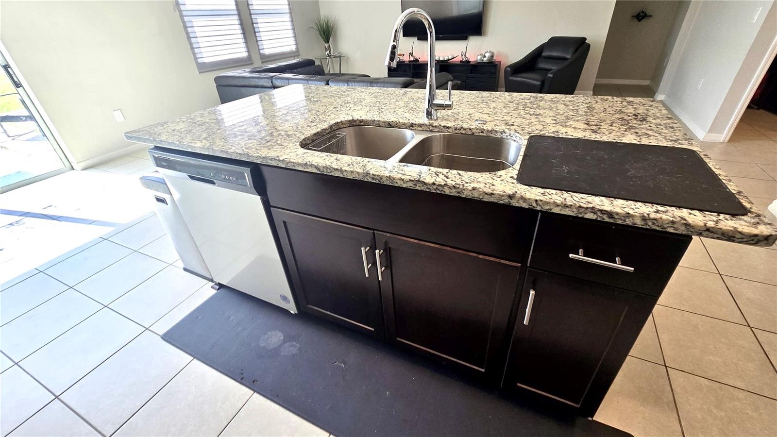 Image 8 of 35 For 909 Cambridge Drive