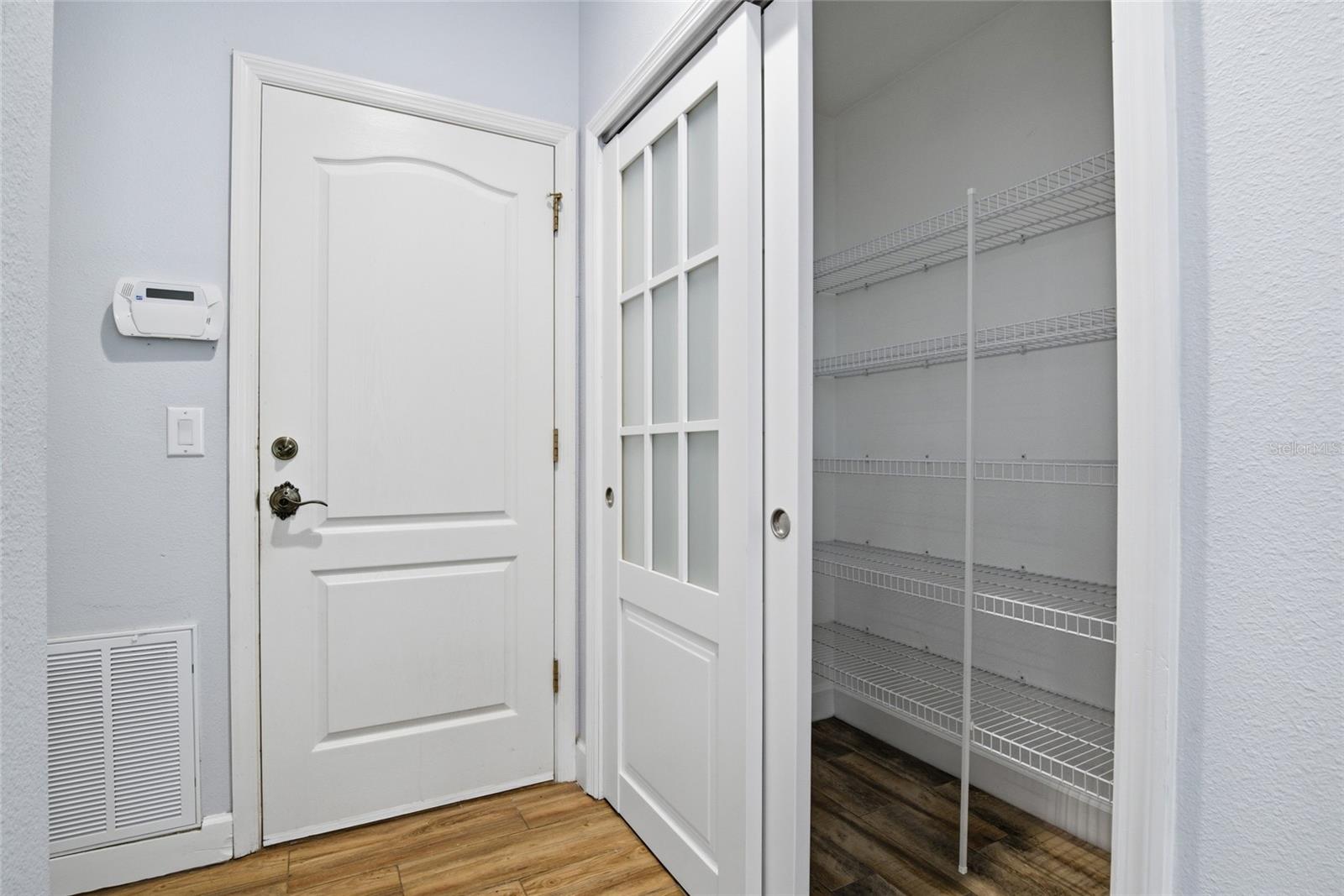 Listing photo id 8 for 3430 Turningwind Lane