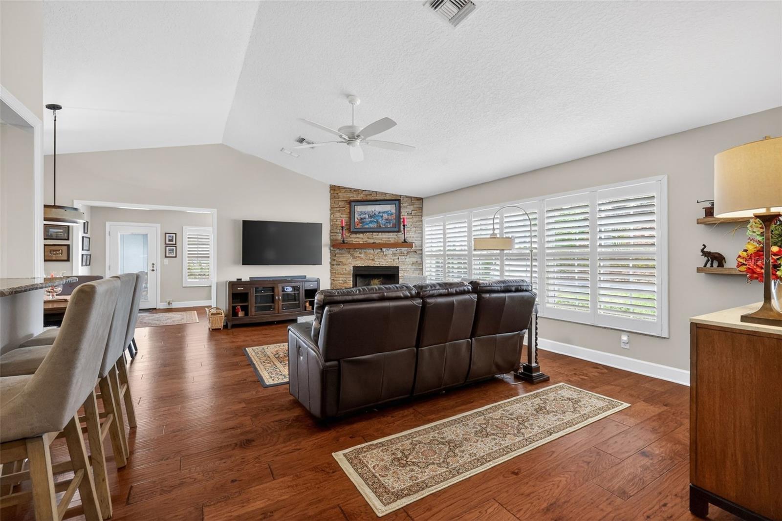 Image 18 of 100 For 605 Sandlake Court