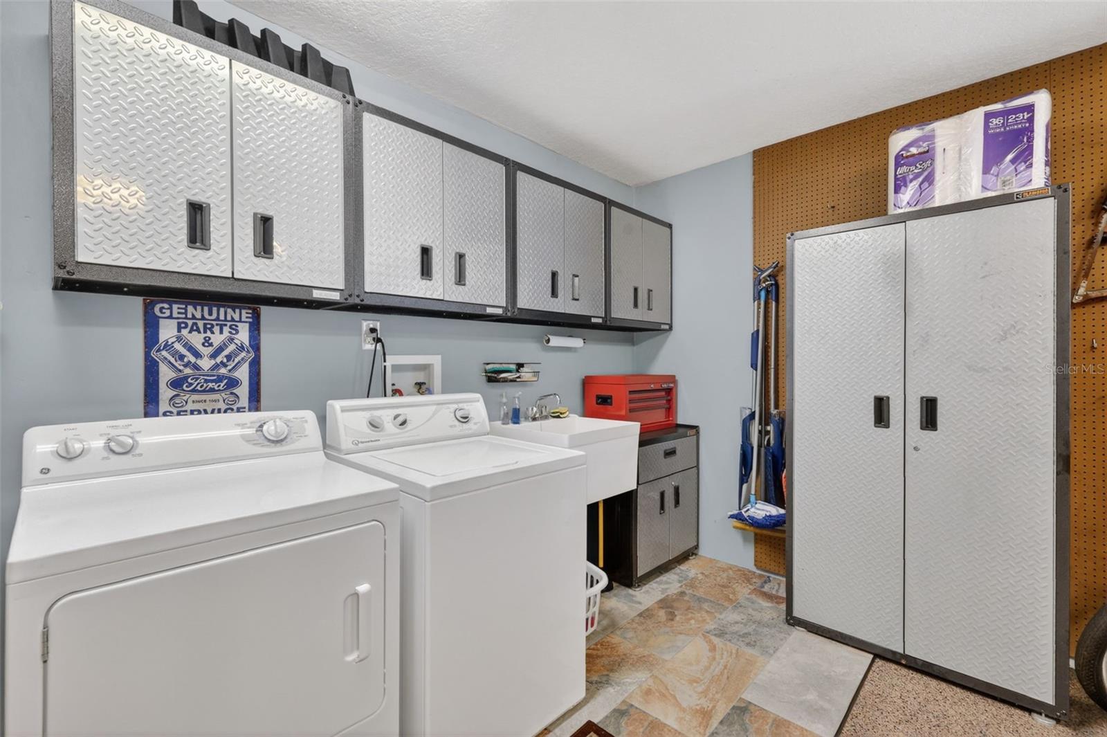 Image 49 of 100 For 605 Sandlake Court