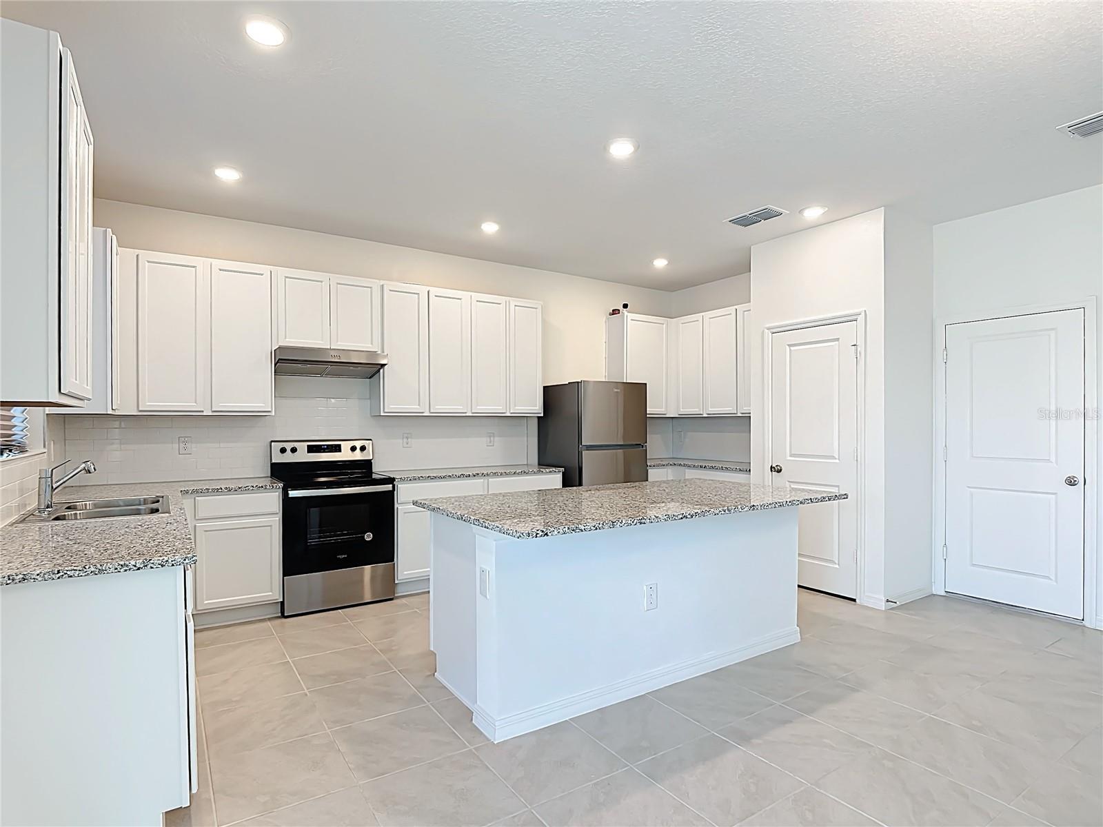 Image 19 of 67 For 795 Overpool Avenue