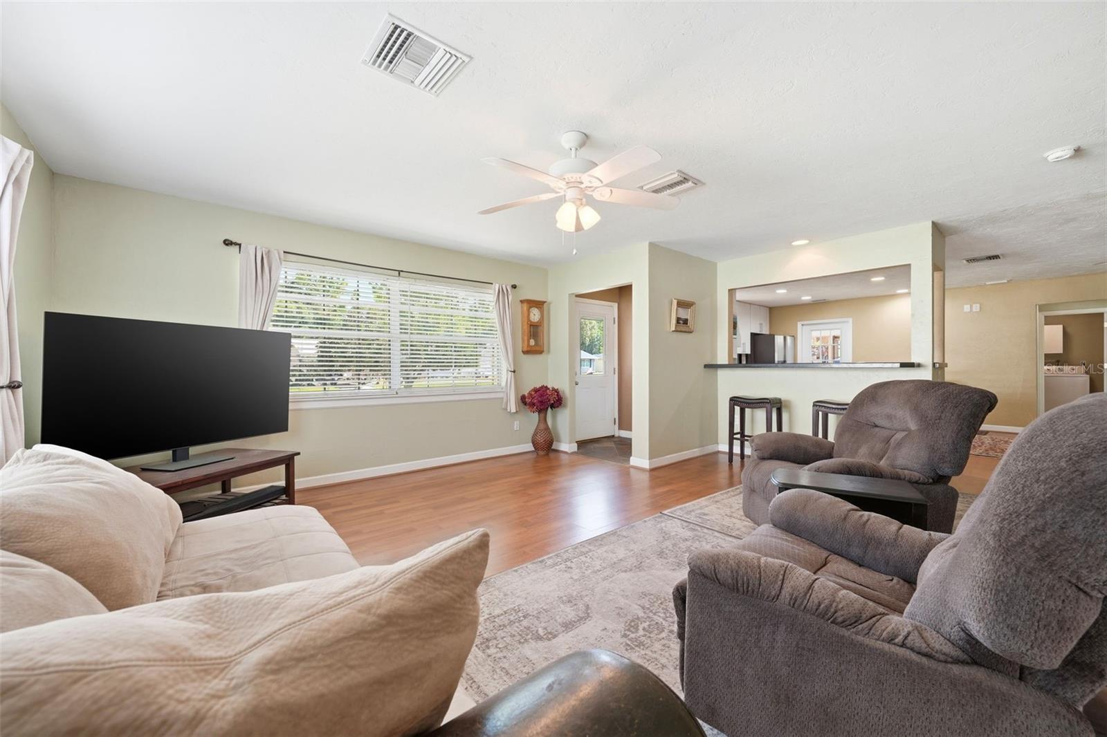 Image 6 of 41 For 3996 Lake Eleanor Dr