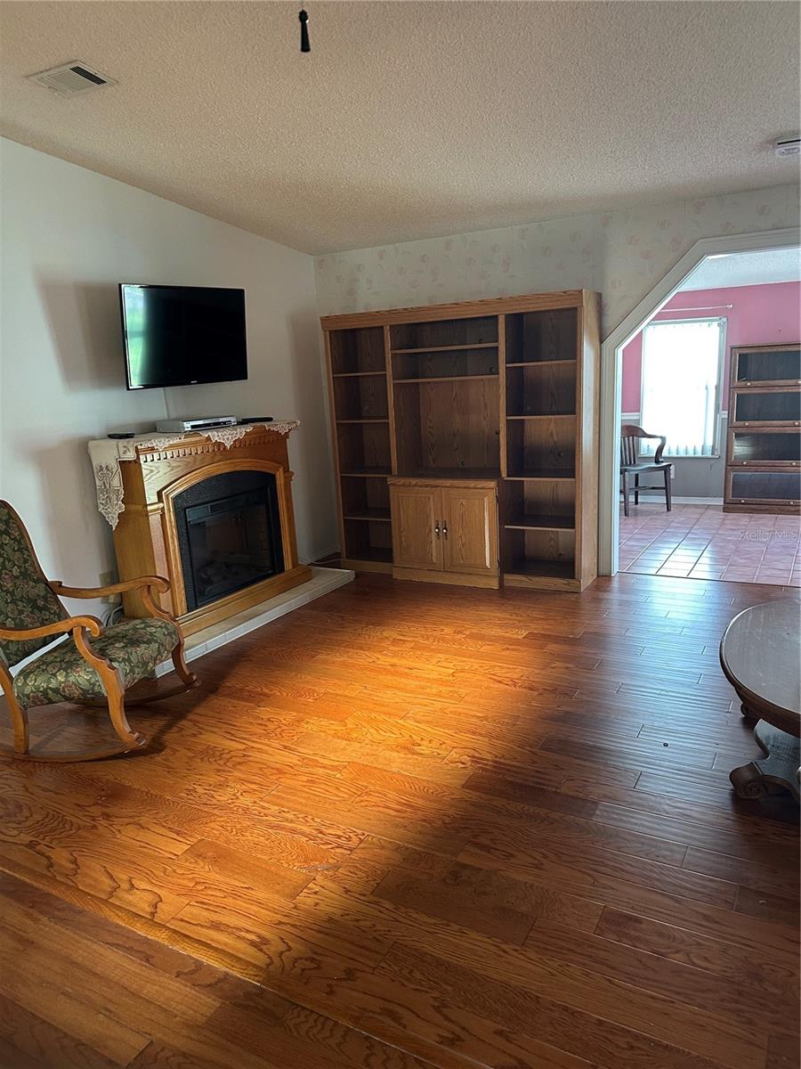 Image 6 of 38 For 907 Orchid Street