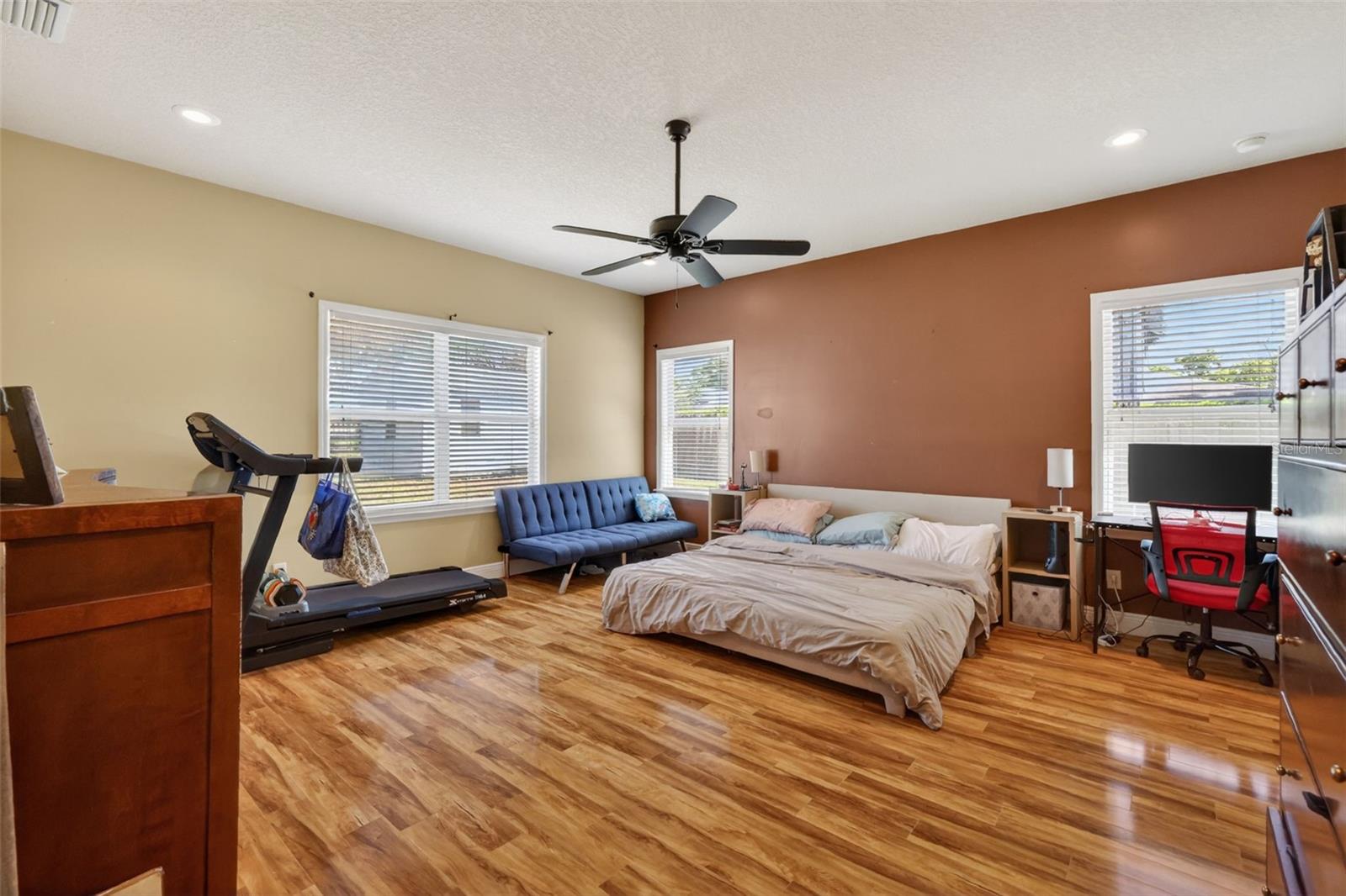 Image 19 of 28 For 5713 Lake Street