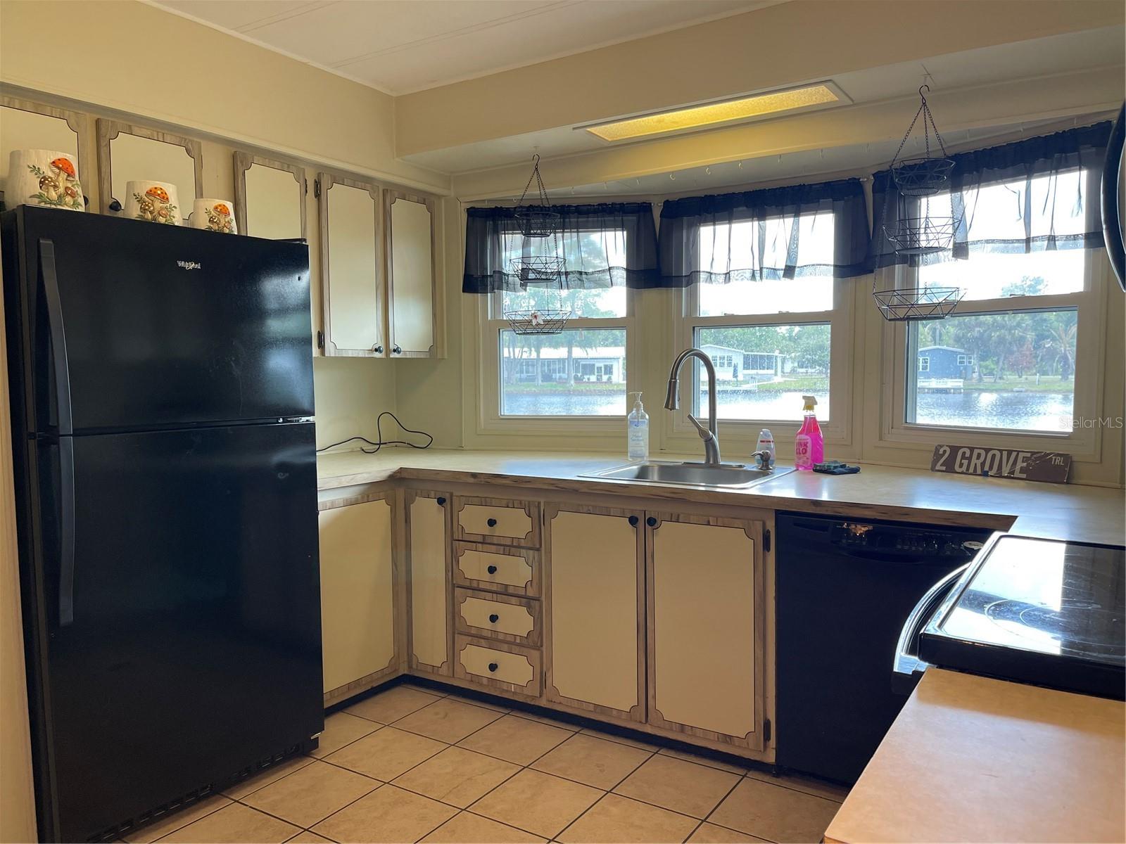 Image 5 of 29 For 2 Grove Trail