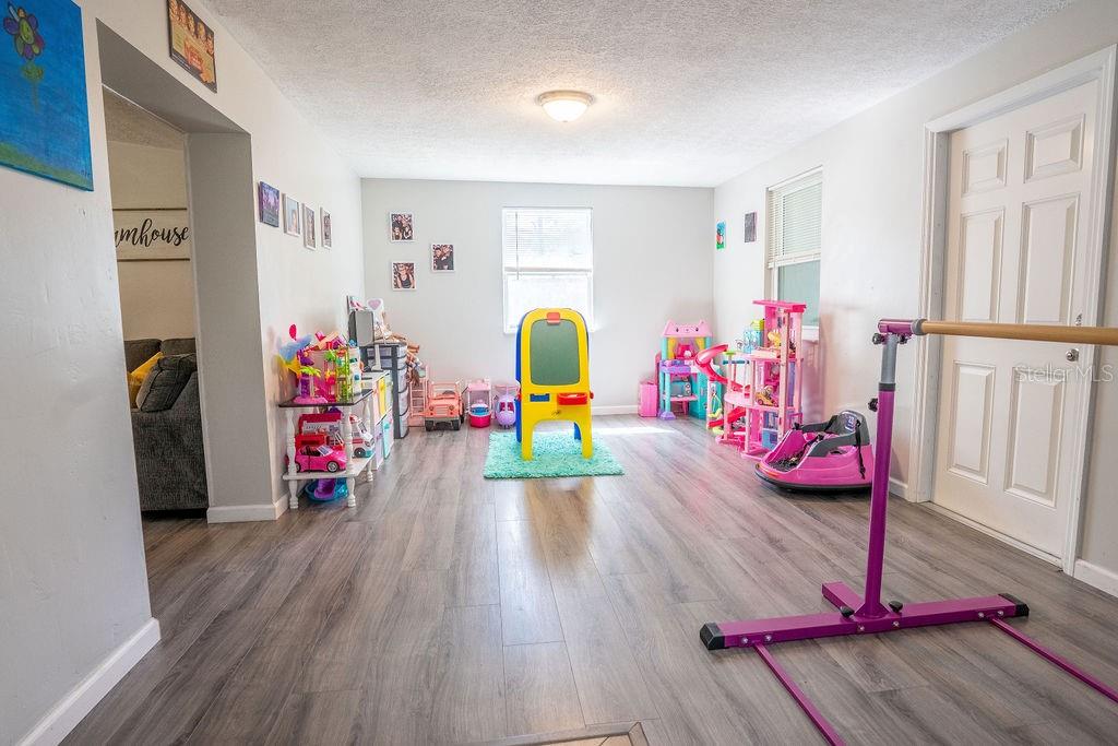 Image 16 of 31 For 102 Sunland Drive