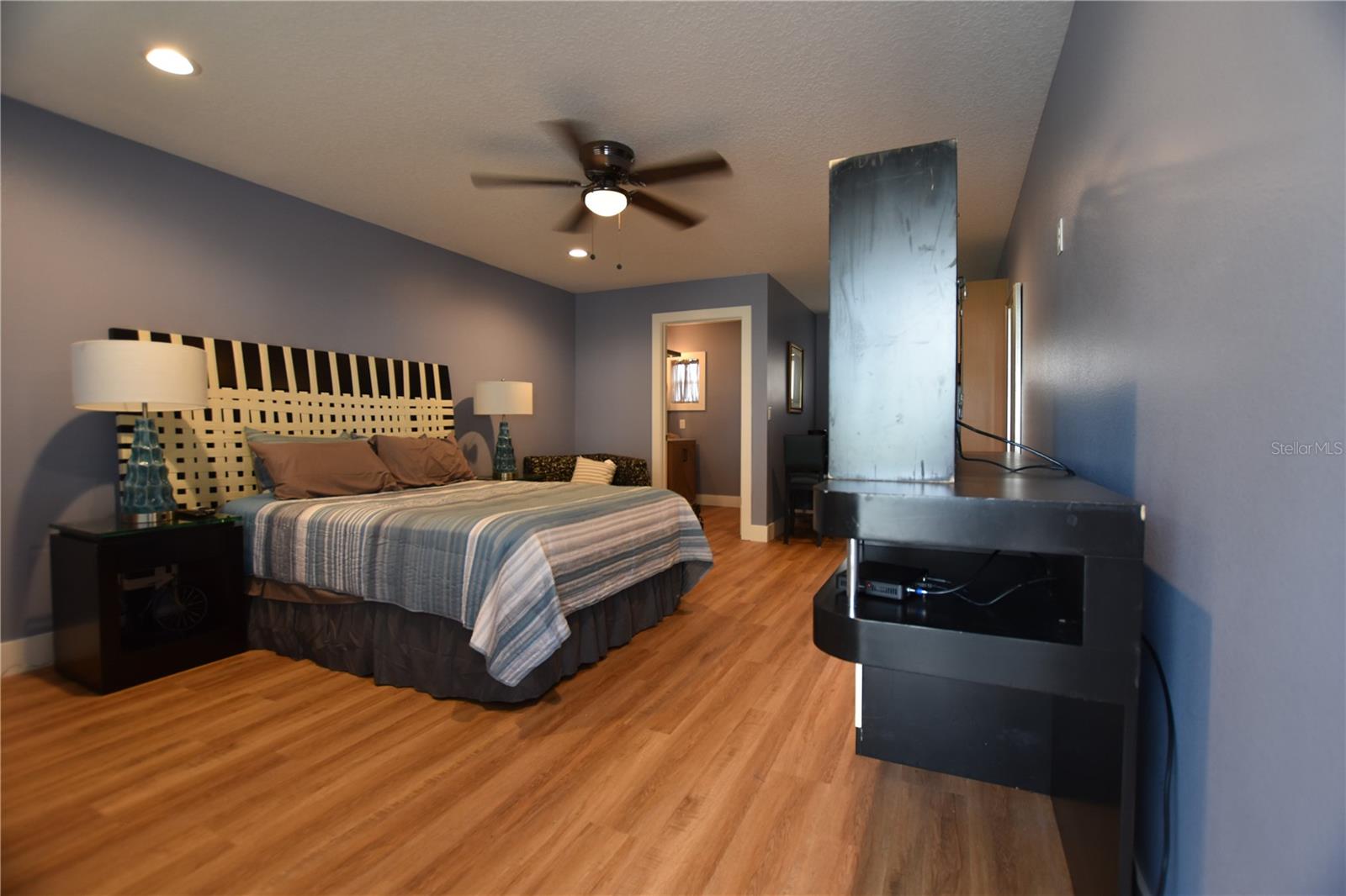 Image 3 of 8 For 704 Lakeshore Boulevard