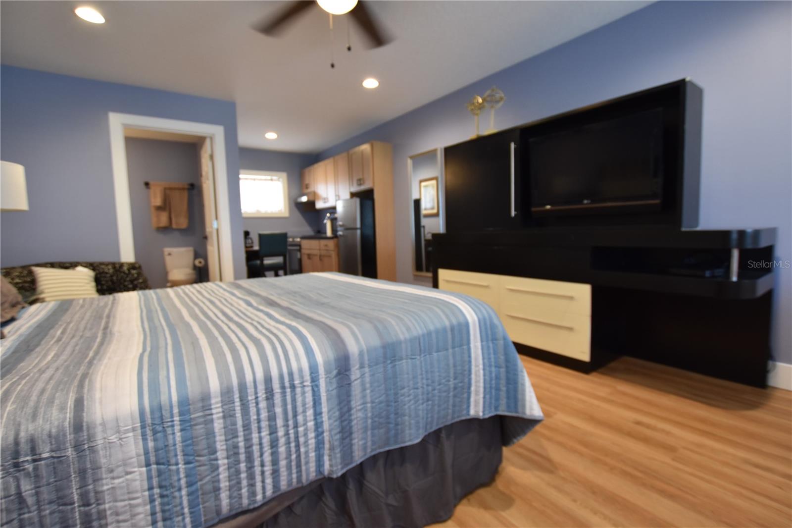 Image 6 of 8 For 704 Lakeshore Boulevard