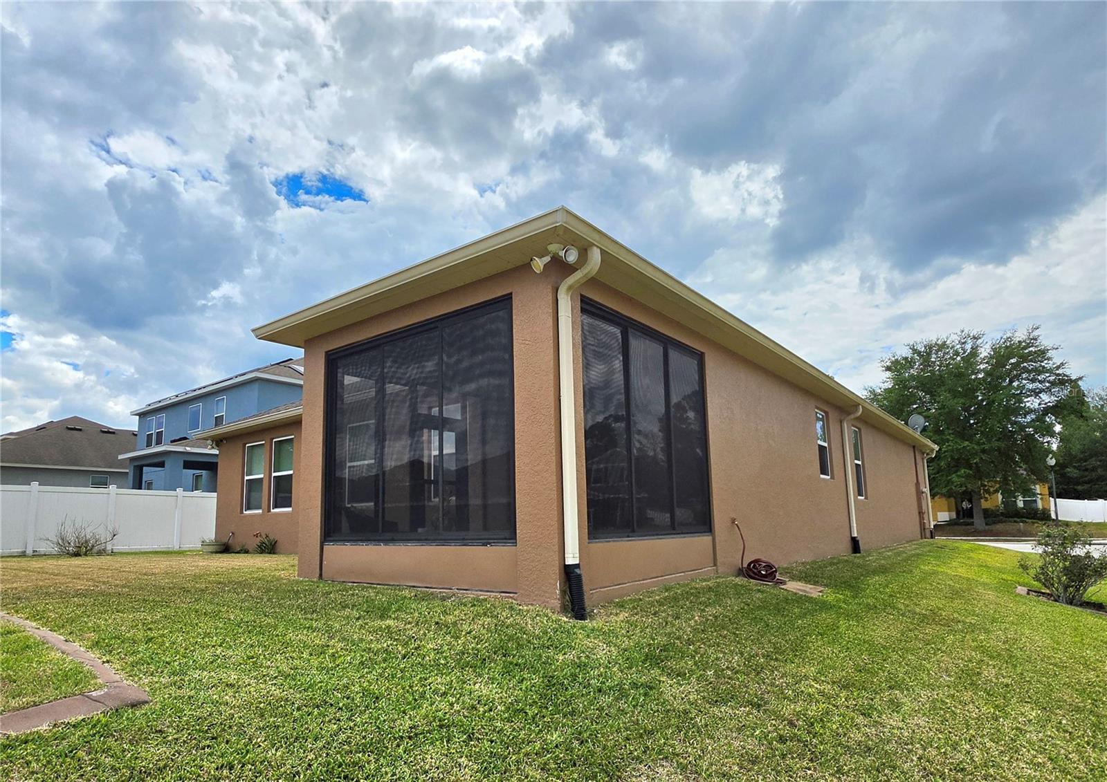 Listing photo id 21 for 2653 Limerick Circle