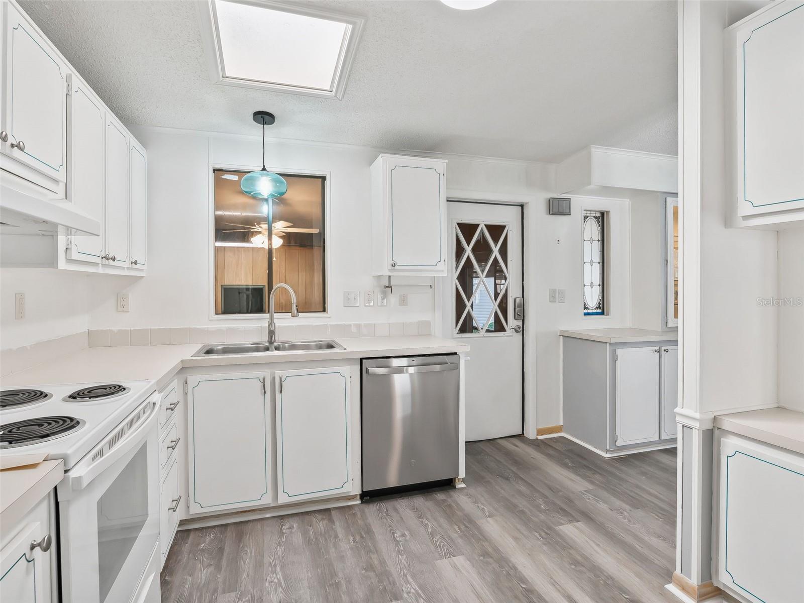 Image 12 of 35 For 1514 Hillcrest Drive