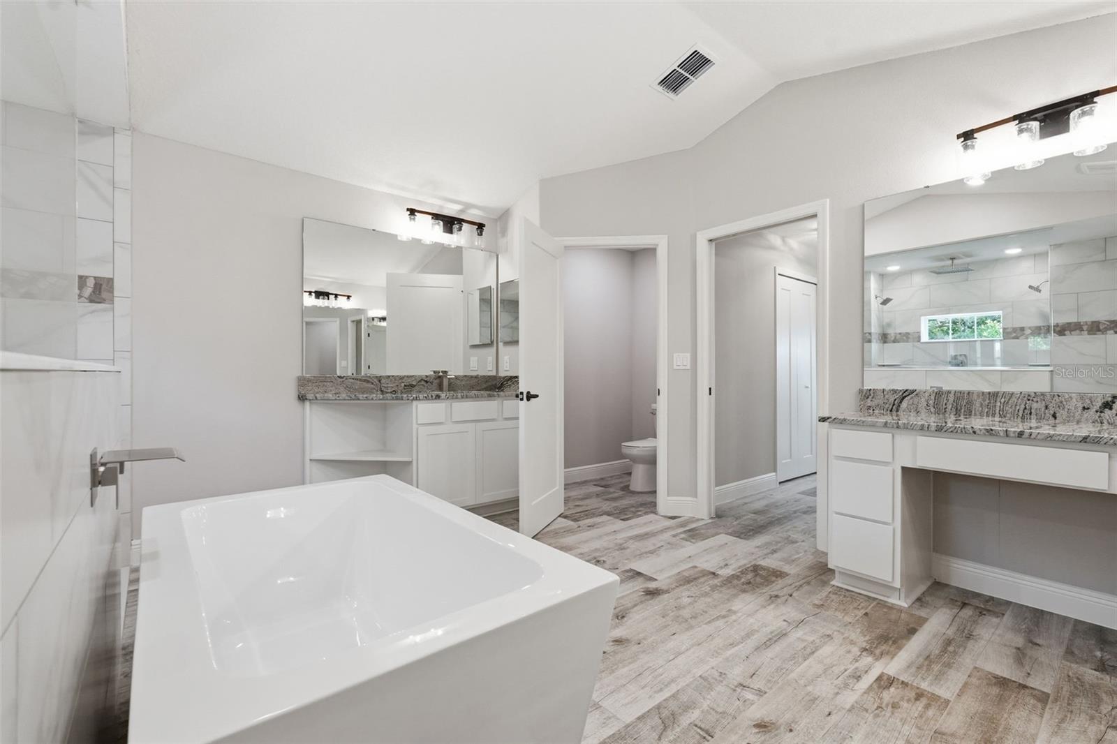 Listing photo id 15 for 3264 Station Boulevard
