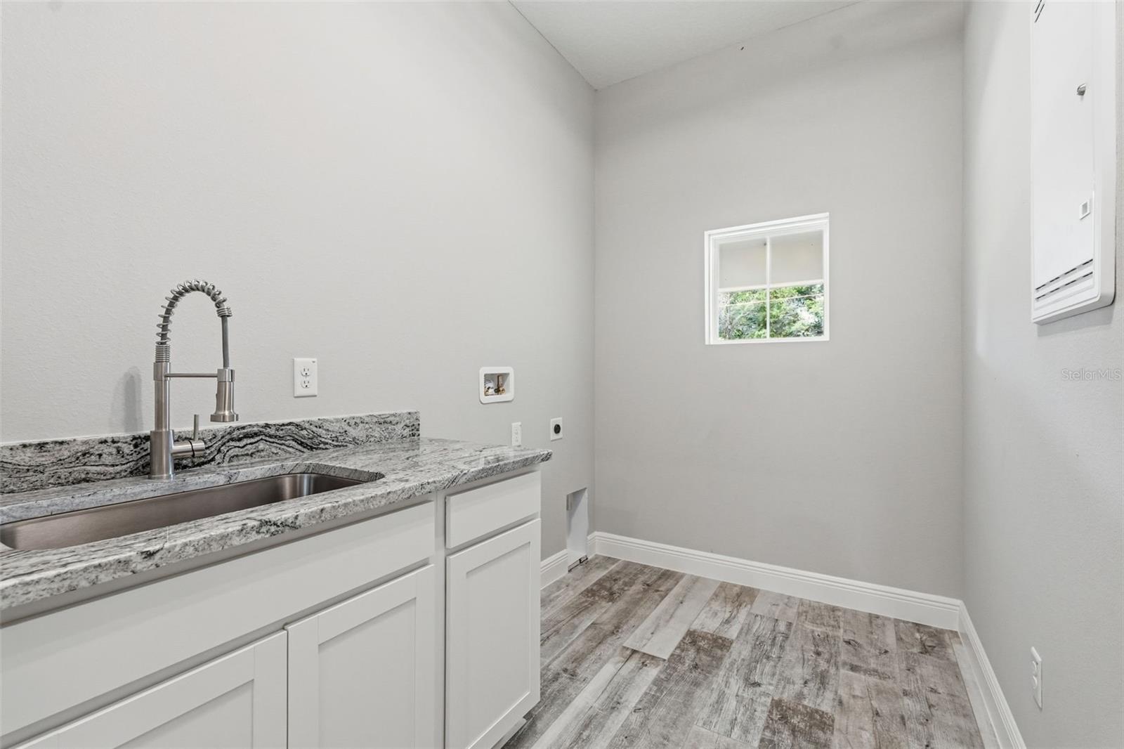 Listing photo id 25 for 3264 Station Boulevard