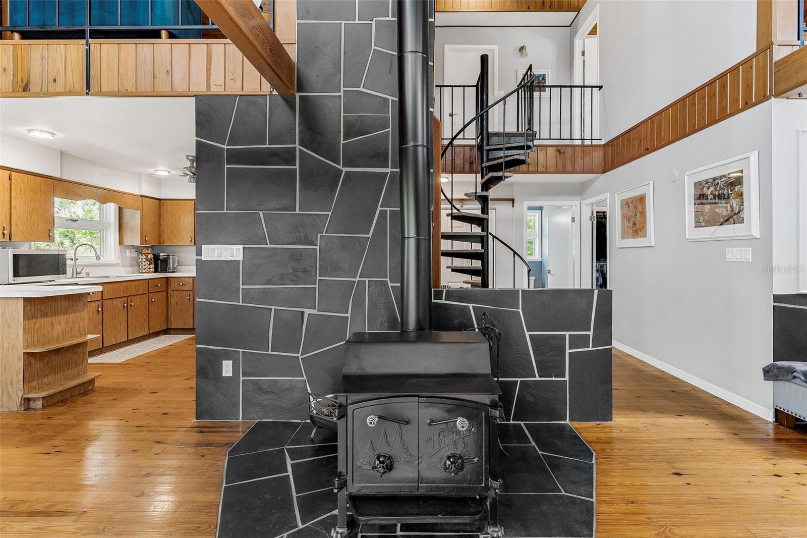Listing photo id 13 for 7373 Circle Drive