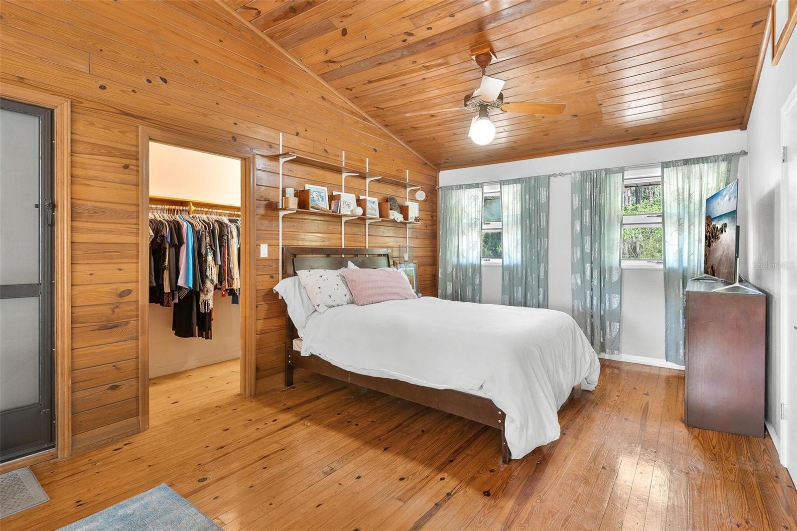Listing photo id 21 for 7373 Circle Drive