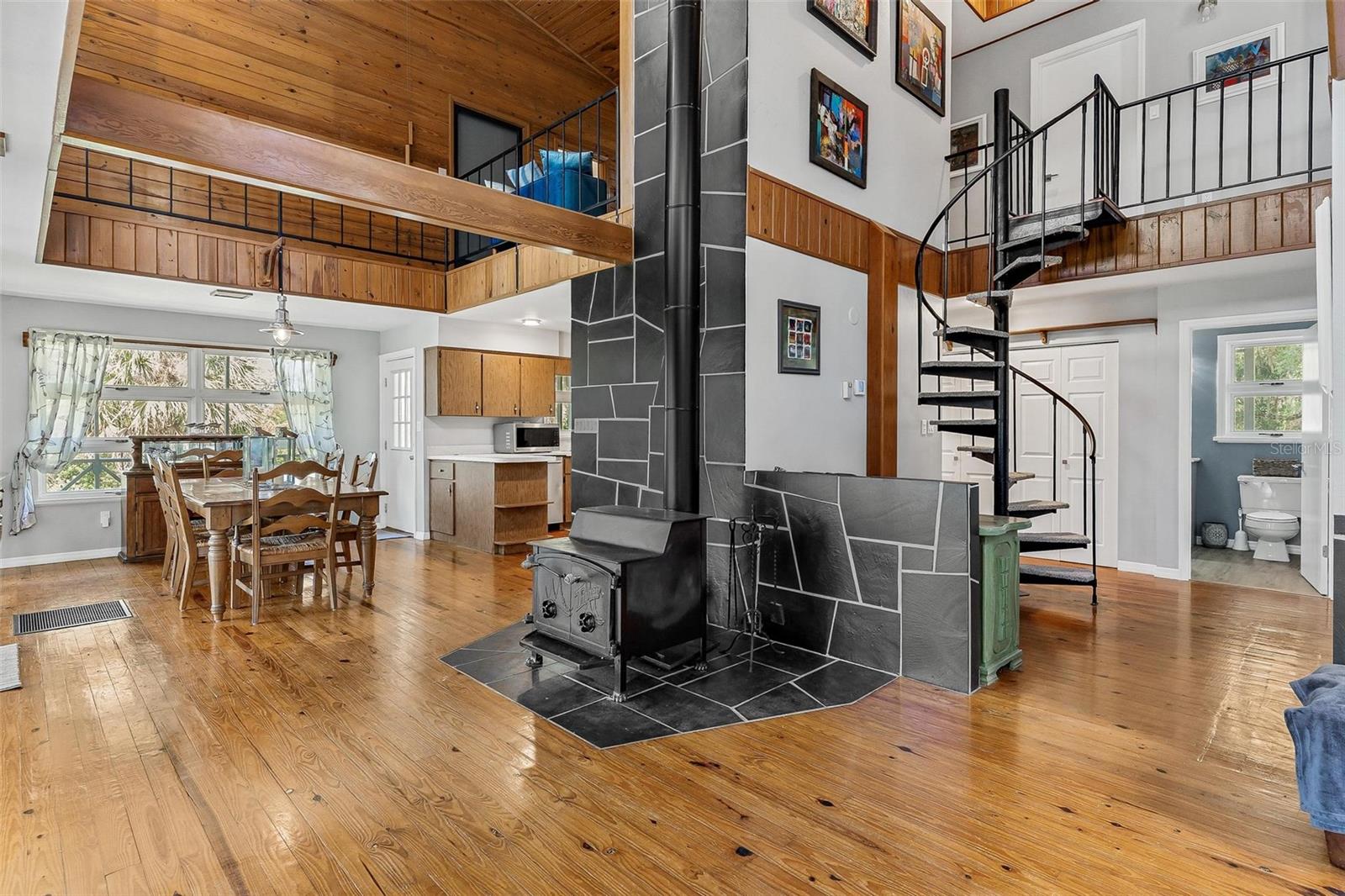 Listing photo id 5 for 7373 Circle Drive