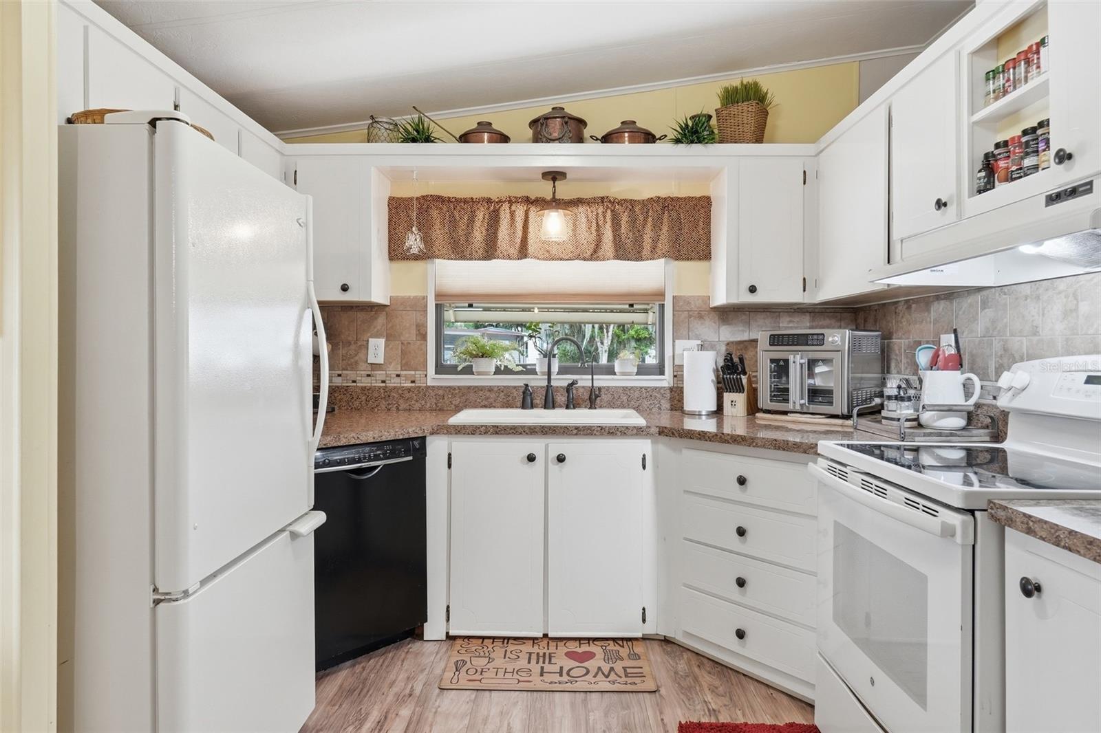 Image 11 of 27 For 111 Winterberry Avenue