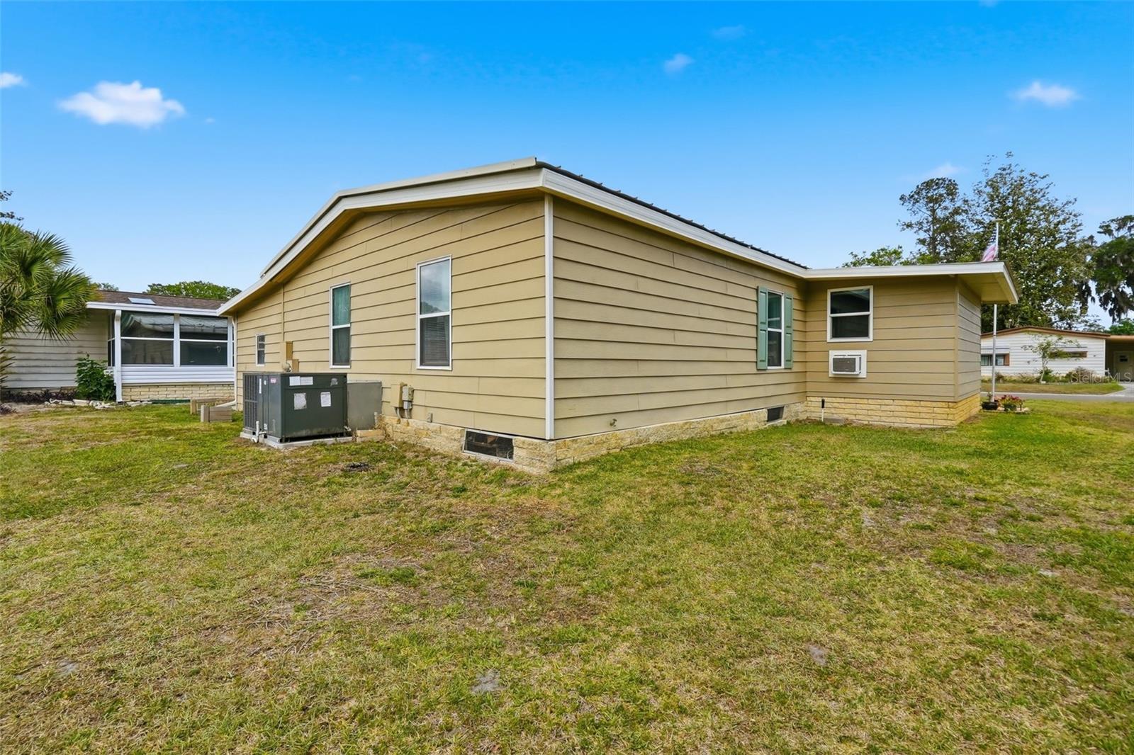 Image 24 of 27 For 111 Winterberry Avenue