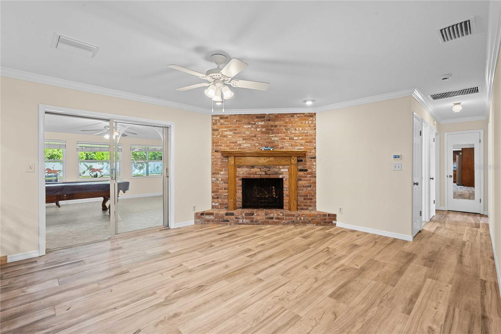 Listing photo id 9 for 2122 Ramblewood Lane