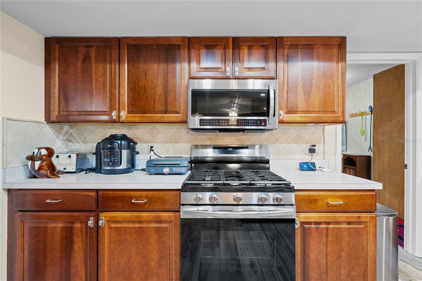 Listing photo id 13 for 2122 Ramblewood Lane