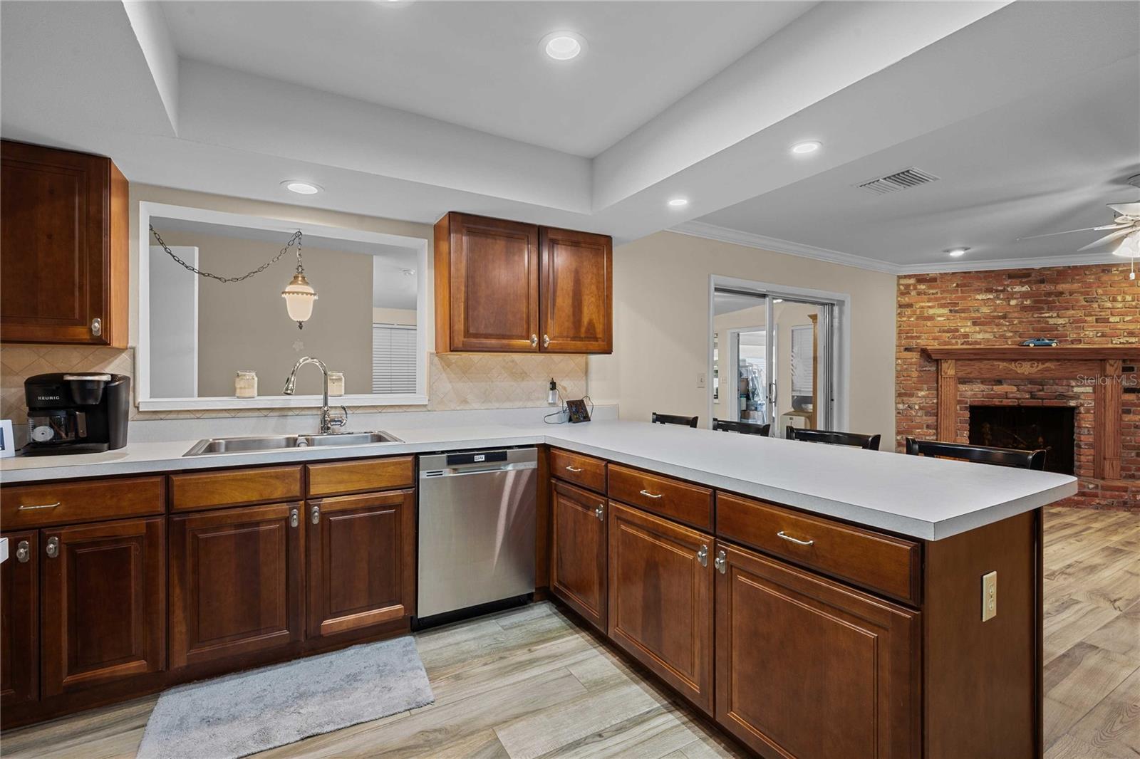 Listing photo id 14 for 2122 Ramblewood Lane