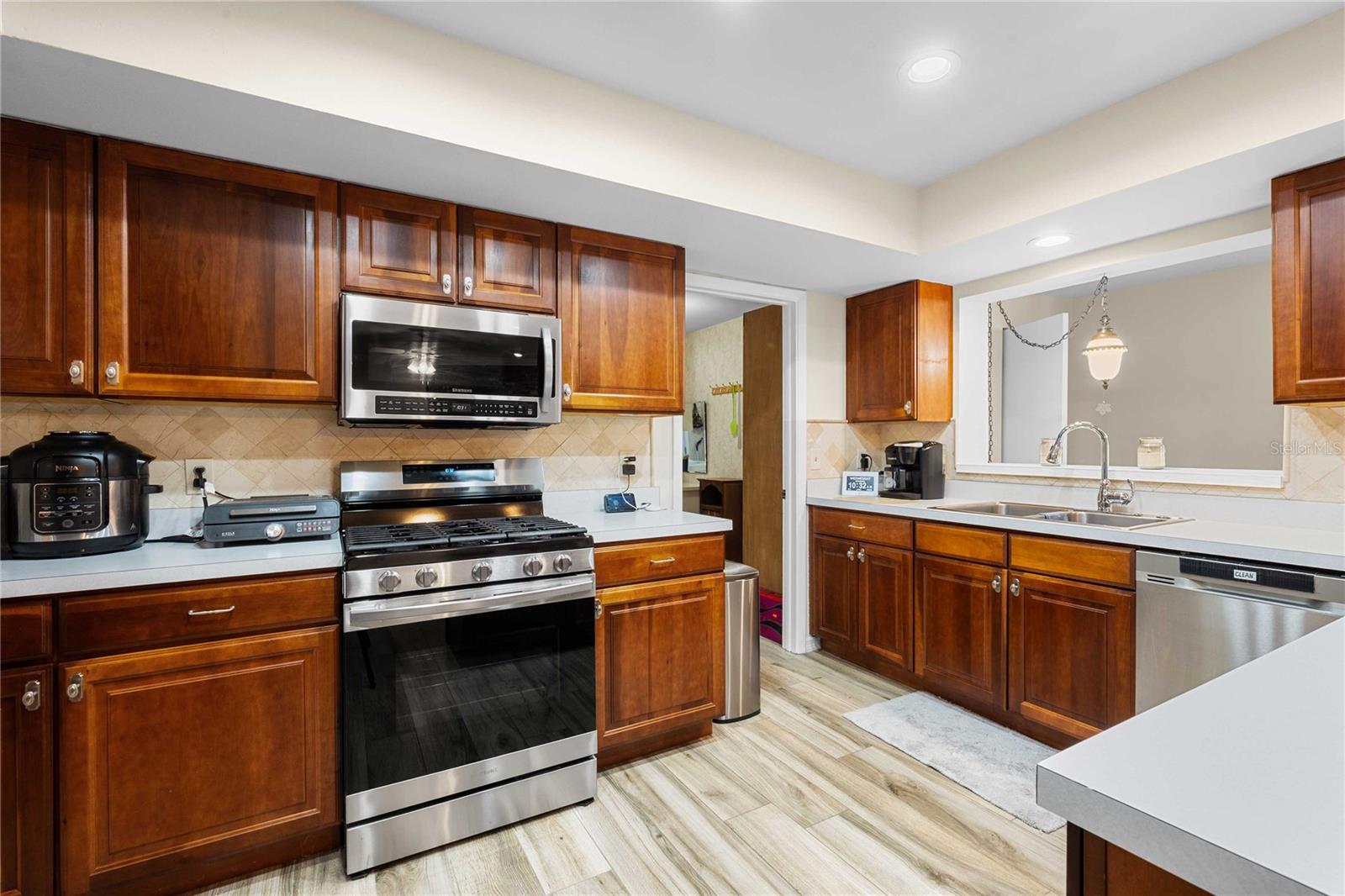 Listing photo id 0 for 2122 Ramblewood Lane