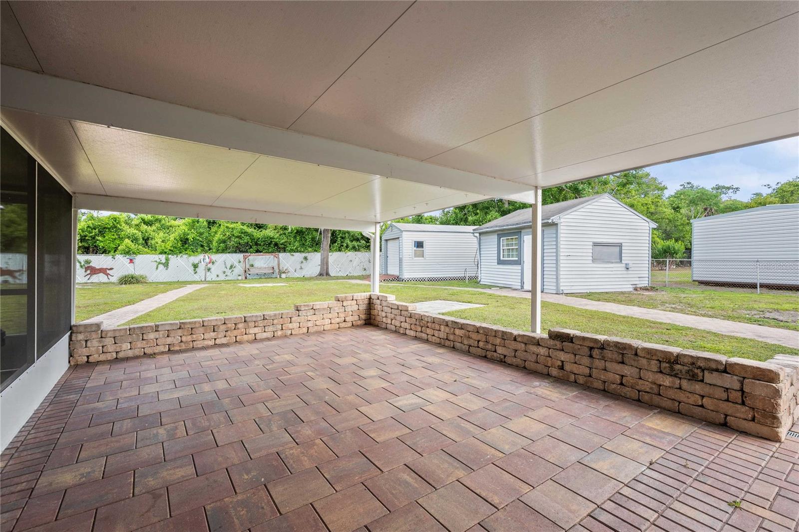 Listing photo id 30 for 2122 Ramblewood Lane