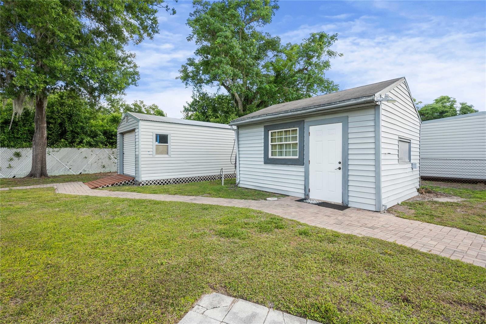 Listing photo id 32 for 2122 Ramblewood Lane