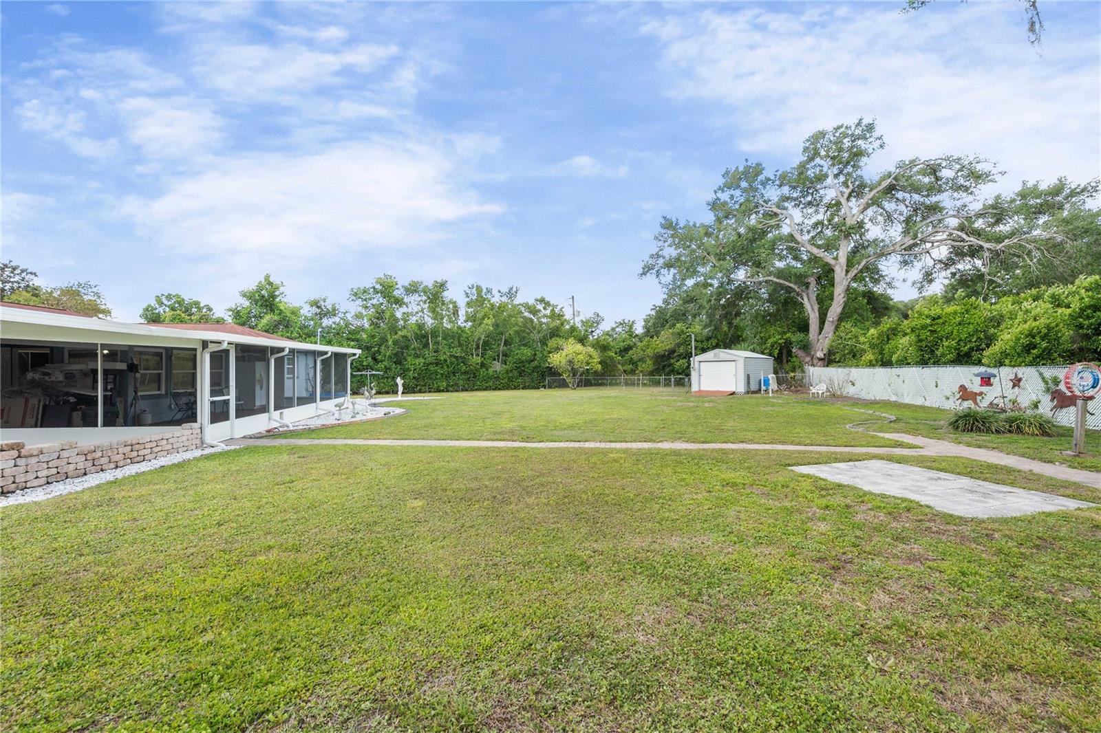 Listing photo id 33 for 2122 Ramblewood Lane