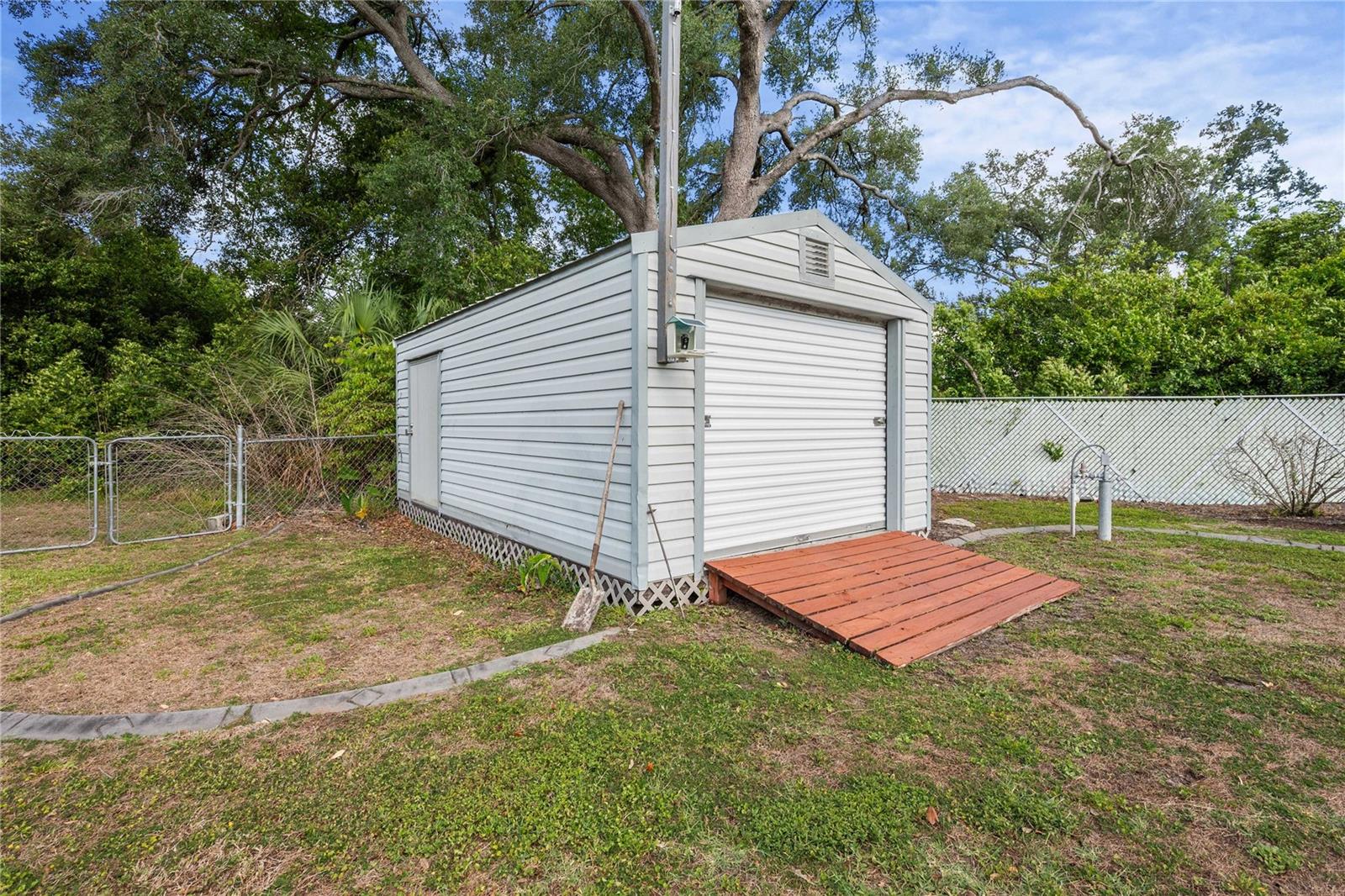 Listing photo id 37 for 2122 Ramblewood Lane