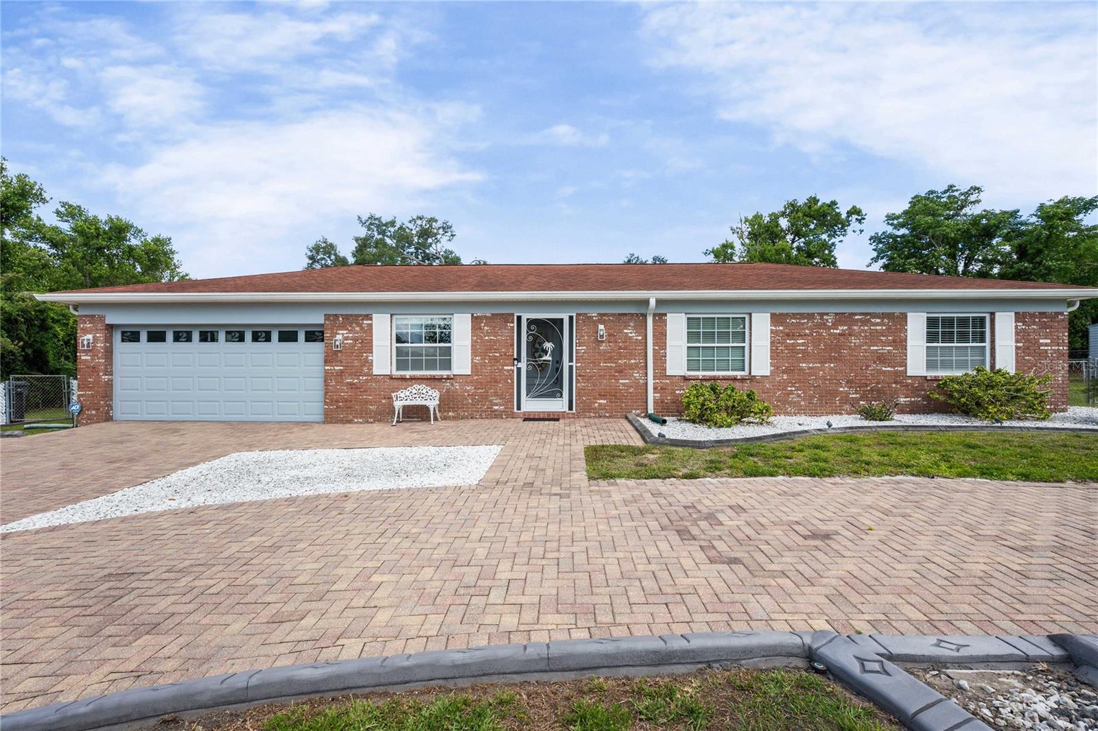 Listing photo id 41 for 2122 Ramblewood Lane