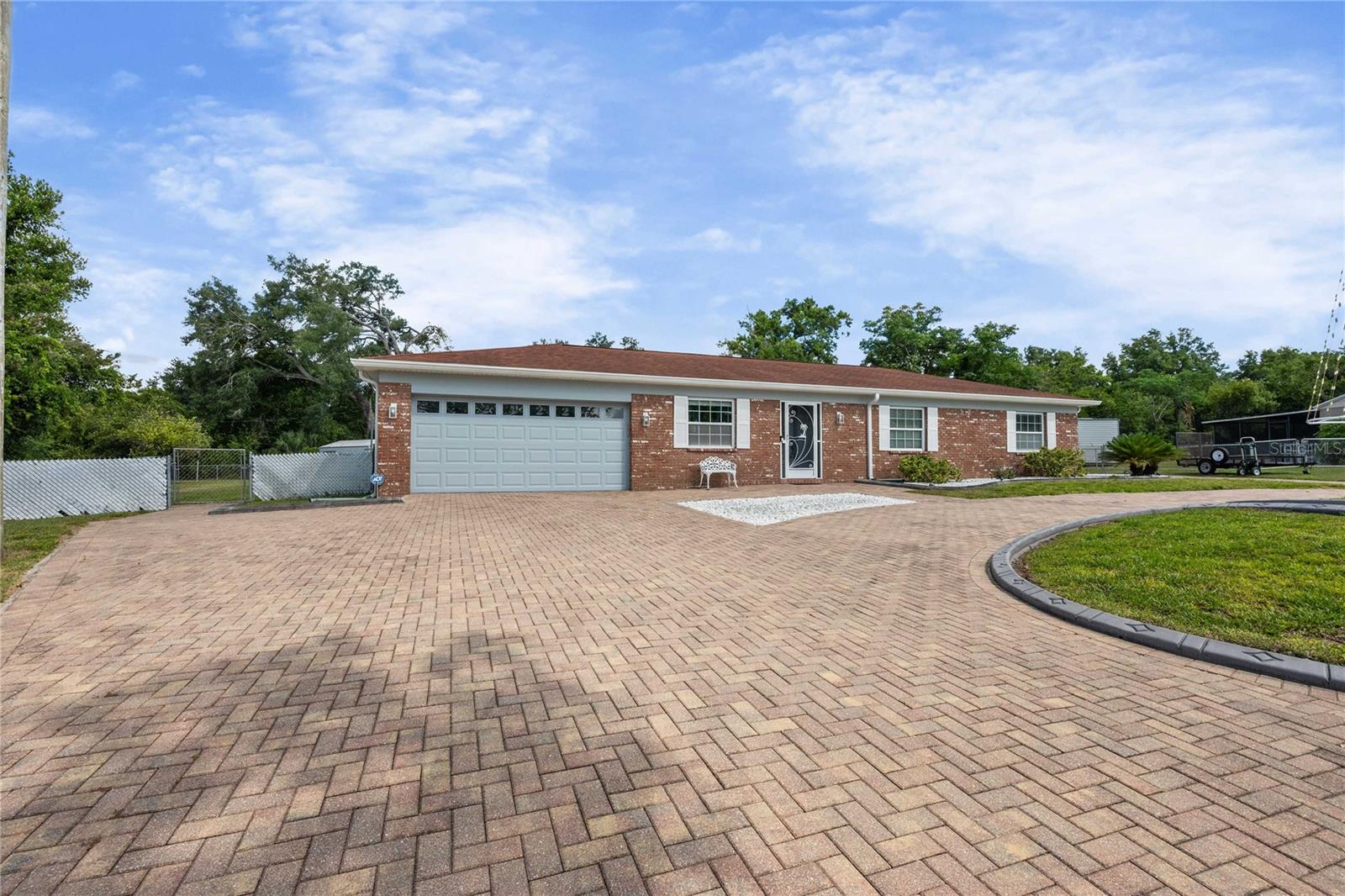 Listing photo id 42 for 2122 Ramblewood Lane