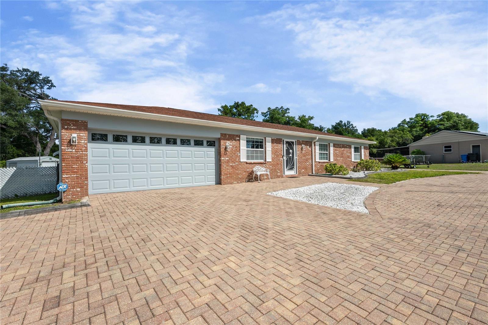 Listing photo id 43 for 2122 Ramblewood Lane