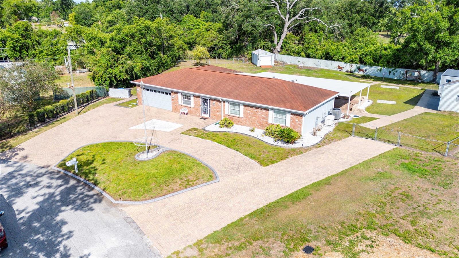 Listing photo id 44 for 2122 Ramblewood Lane