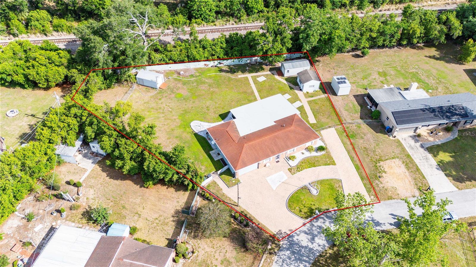 Listing photo id 47 for 2122 Ramblewood Lane